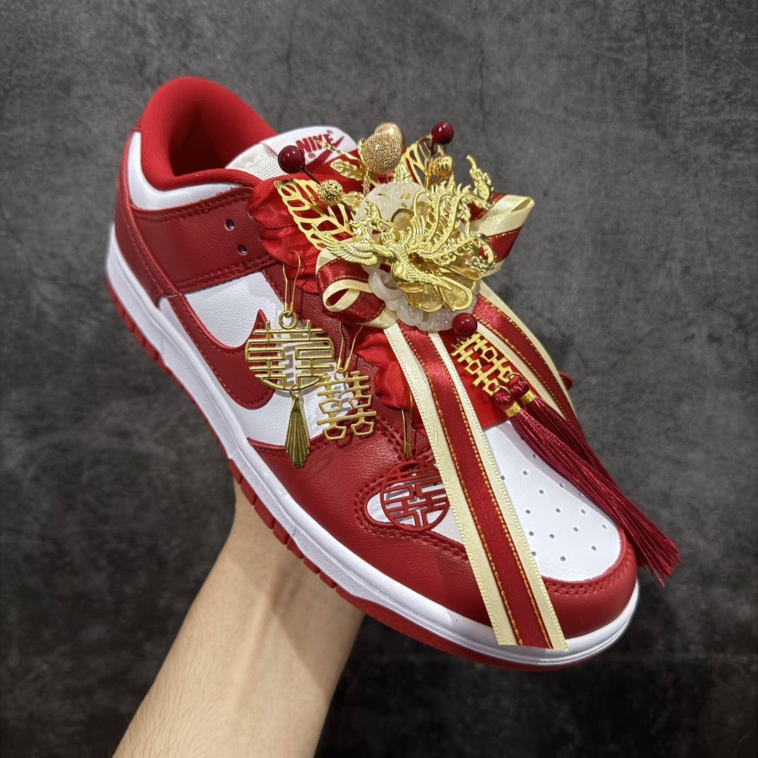 图片[3]-【纯原K版】Nk Dunk Low 定制系列 婚鞋系列 秀禾婚鞋龙凤和鸣 货号：CU1727-100 #款鞋设计灵感来源于中式婚礼的凤冠披霞。搭配丝绸质感刺绣布料、写意手绘左龙右凤、丝质鞋带以及喜字珍珠挂件，红金配色代表了喜庆、吉祥，以此呈现出中式婚礼的华贵、庄重、雅致。鞋面金属挂件均可拆卸，同时满足婚庆及日常可循环穿搭需求。 尺码：36 36.5 37.5 38 38.5 39 40 40.5 41 42 42.5 43 44 45-选品中心