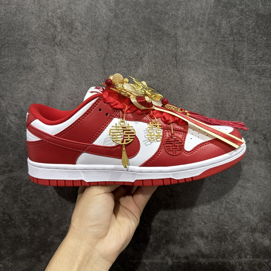 【纯原K版】Nk Dunk Low 定制系列 婚鞋系列 秀禾婚鞋龙凤和鸣 货号：CU1727-100 #款鞋设计灵感来源于中式婚礼的凤冠披霞。搭配丝绸质感刺绣布料、写意手绘左龙右凤、丝质鞋带以及喜字珍珠挂件，红金配色代表了喜庆、吉祥，以此呈现出中式婚礼的华贵、庄重、雅致。鞋面金属挂件均可拆卸，同时满足婚庆及日常可循环穿搭需求。 尺码：36 36.5 37.5 38 38.5 39 40 40.5 41 42 42.5 43 44 45-选品中心