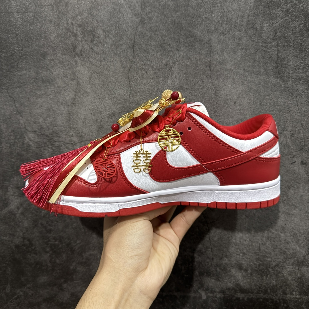 图片[2]-【纯原K版】Nk Dunk Low 定制系列 婚鞋系列 秀禾婚鞋龙凤和鸣 货号：CU1727-100 #款鞋设计灵感来源于中式婚礼的凤冠披霞。搭配丝绸质感刺绣布料、写意手绘左龙右凤、丝质鞋带以及喜字珍珠挂件，红金配色代表了喜庆、吉祥，以此呈现出中式婚礼的华贵、庄重、雅致。鞋面金属挂件均可拆卸，同时满足婚庆及日常可循环穿搭需求。 尺码：36 36.5 37.5 38 38.5 39 40 40.5 41 42 42.5 43 44 45-选品中心
