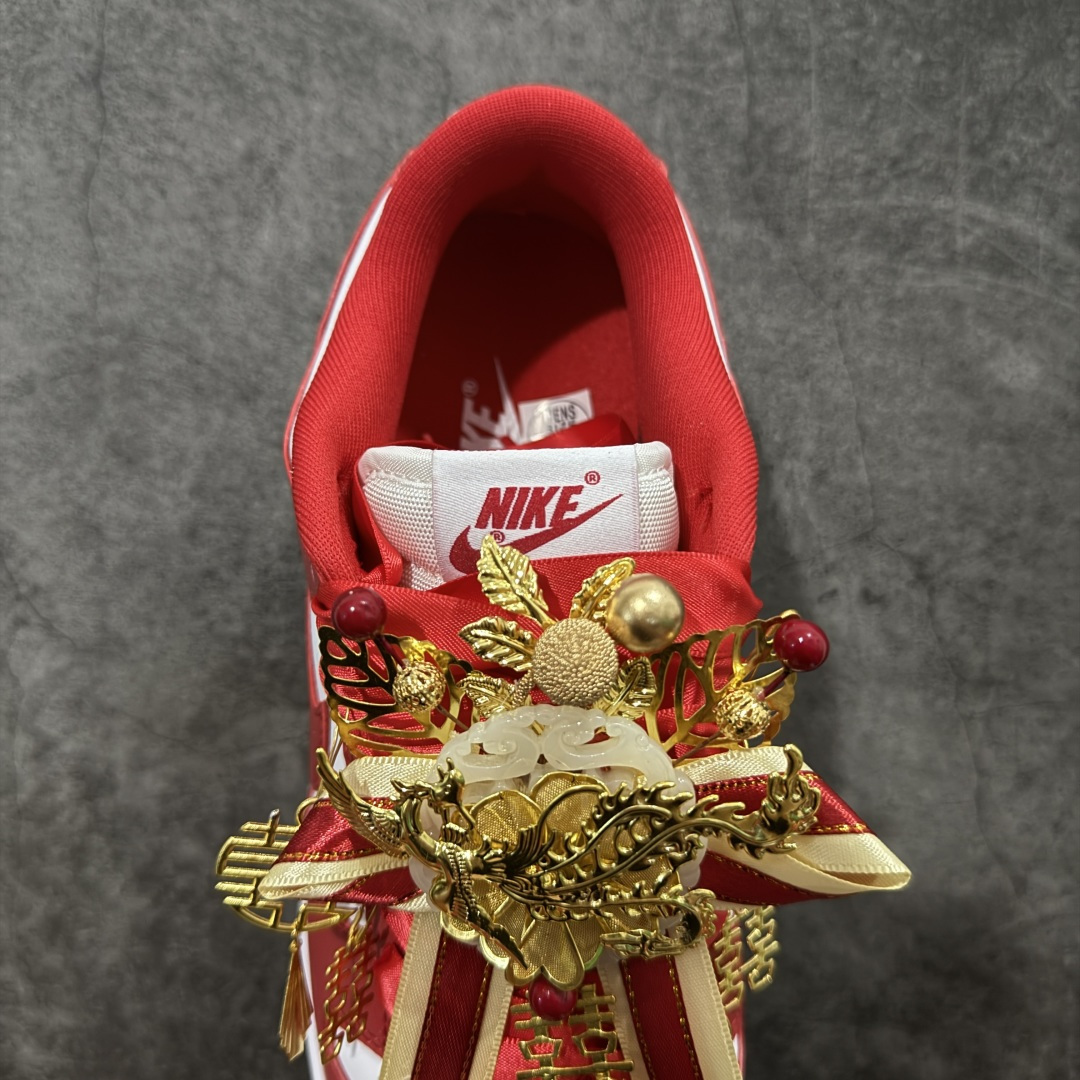 图片[8]-【纯原K版】Nk Dunk Low 定制系列 婚鞋系列 秀禾婚鞋龙凤和鸣 货号：CU1727-100 #款鞋设计灵感来源于中式婚礼的凤冠披霞。搭配丝绸质感刺绣布料、写意手绘左龙右凤、丝质鞋带以及喜字珍珠挂件，红金配色代表了喜庆、吉祥，以此呈现出中式婚礼的华贵、庄重、雅致。鞋面金属挂件均可拆卸，同时满足婚庆及日常可循环穿搭需求。 尺码：36 36.5 37.5 38 38.5 39 40 40.5 41 42 42.5 43 44 45-选品中心