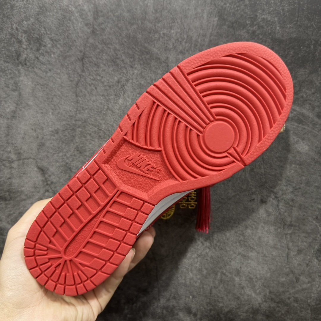 图片[9]-【纯原K版】Nk Dunk Low 定制系列 婚鞋系列 秀禾婚鞋龙凤和鸣 货号：CU1727-100 #款鞋设计灵感来源于中式婚礼的凤冠披霞。搭配丝绸质感刺绣布料、写意手绘左龙右凤、丝质鞋带以及喜字珍珠挂件，红金配色代表了喜庆、吉祥，以此呈现出中式婚礼的华贵、庄重、雅致。鞋面金属挂件均可拆卸，同时满足婚庆及日常可循环穿搭需求。 尺码：36 36.5 37.5 38 38.5 39 40 40.5 41 42 42.5 43 44 45-选品中心