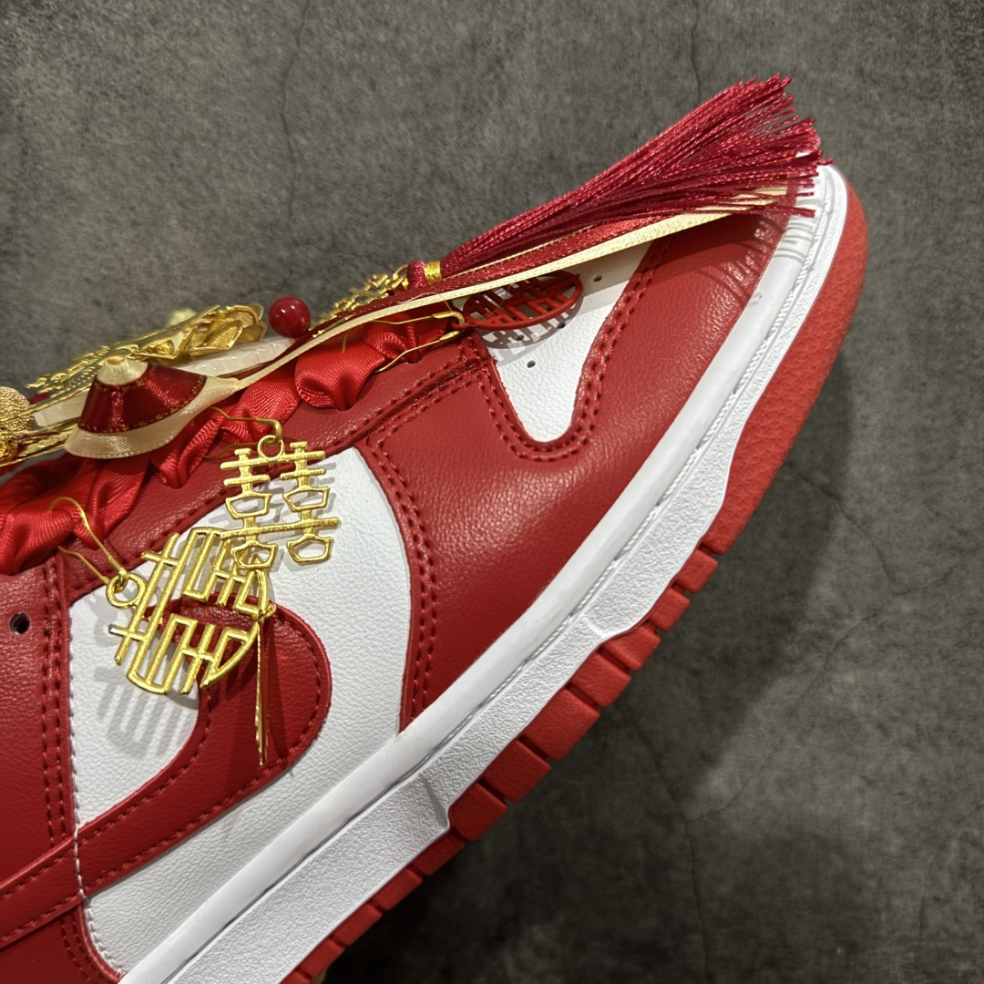 图片[6]-【纯原K版】Nk Dunk Low 定制系列 婚鞋系列 秀禾婚鞋龙凤和鸣 货号：CU1727-100 #款鞋设计灵感来源于中式婚礼的凤冠披霞。搭配丝绸质感刺绣布料、写意手绘左龙右凤、丝质鞋带以及喜字珍珠挂件，红金配色代表了喜庆、吉祥，以此呈现出中式婚礼的华贵、庄重、雅致。鞋面金属挂件均可拆卸，同时满足婚庆及日常可循环穿搭需求。 尺码：36 36.5 37.5 38 38.5 39 40 40.5 41 42 42.5 43 44 45-选品中心