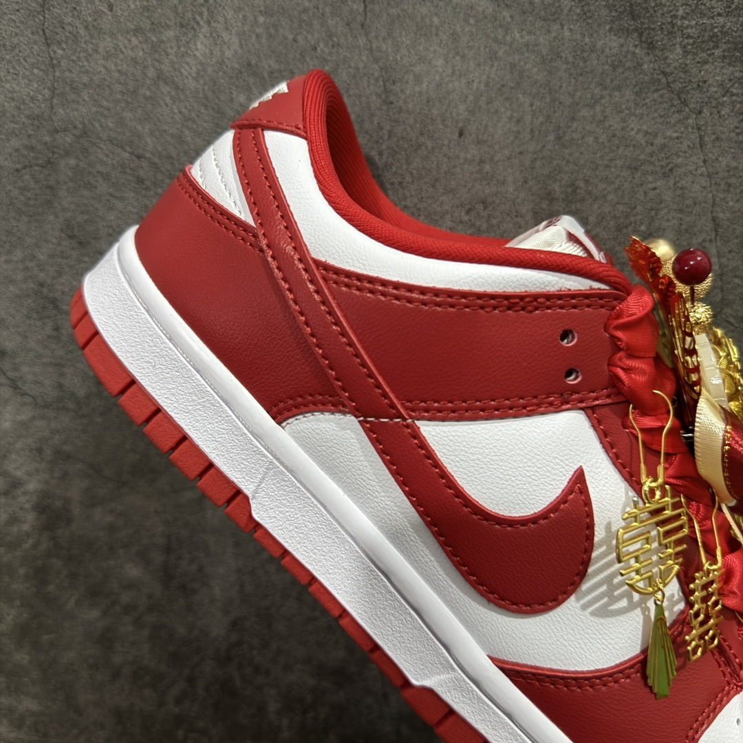 图片[7]-【纯原K版】Nk Dunk Low 定制系列 婚鞋系列 秀禾婚鞋龙凤和鸣 货号：CU1727-100 #款鞋设计灵感来源于中式婚礼的凤冠披霞。搭配丝绸质感刺绣布料、写意手绘左龙右凤、丝质鞋带以及喜字珍珠挂件，红金配色代表了喜庆、吉祥，以此呈现出中式婚礼的华贵、庄重、雅致。鞋面金属挂件均可拆卸，同时满足婚庆及日常可循环穿搭需求。 尺码：36 36.5 37.5 38 38.5 39 40 40.5 41 42 42.5 43 44 45-选品中心