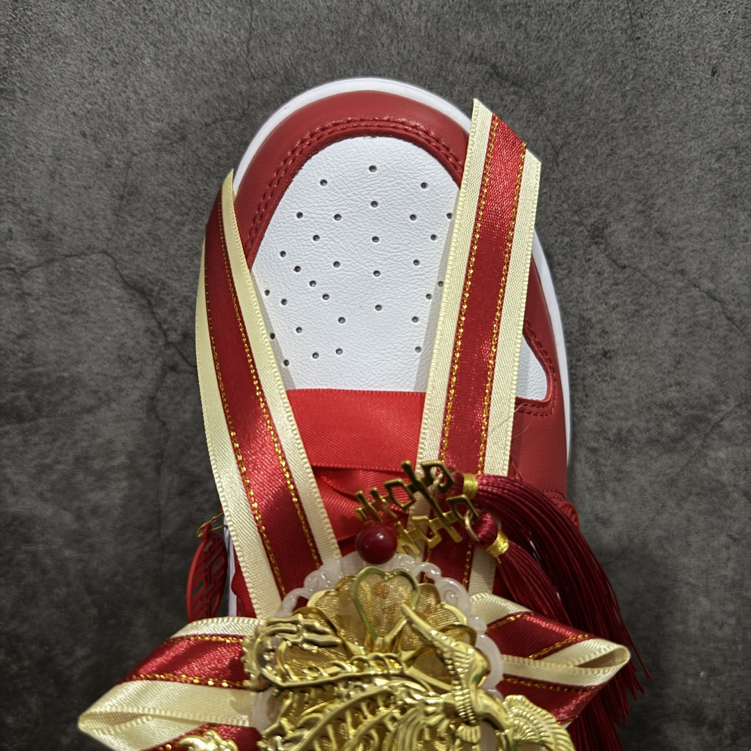 图片[5]-【纯原K版】Nk Dunk Low 定制系列 婚鞋系列 秀禾婚鞋龙凤和鸣 货号：CU1727-100 #款鞋设计灵感来源于中式婚礼的凤冠披霞。搭配丝绸质感刺绣布料、写意手绘左龙右凤、丝质鞋带以及喜字珍珠挂件，红金配色代表了喜庆、吉祥，以此呈现出中式婚礼的华贵、庄重、雅致。鞋面金属挂件均可拆卸，同时满足婚庆及日常可循环穿搭需求。 尺码：36 36.5 37.5 38 38.5 39 40 40.5 41 42 42.5 43 44 45-选品中心