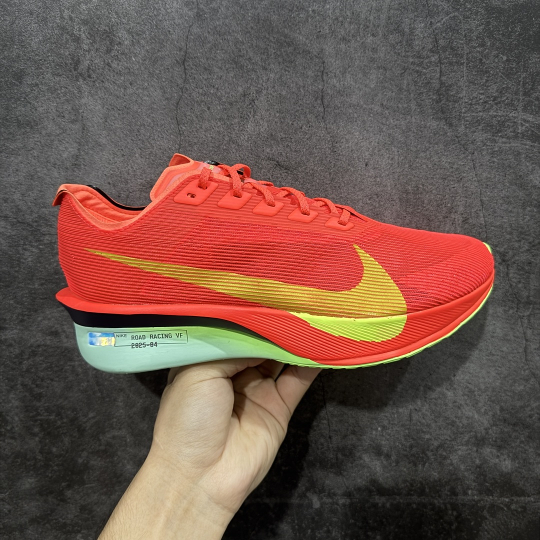 【XE纯原版】Nike ZoomX Vaporfly NEXT%4 减震马拉松跑步鞋 HF6414-600 全掌真碳板 原楦原纸版数据开发  目前市场最强品质 原版购入开发 原版定制网纱鞋面 分体式组合大底 中间层夹心全掌抗扭碳板 下层一次ReactX泡棉 区别市场一体底 超高质检清洁度 一切材质配件均与原版一致 原楦原纸板开发 匹配原版98%以上 完美弧度版型 原厂鞋标 立体反光鞋盒标 高端玩家必推版本 高价零售必推版本 欢迎对比市面任意版本‼️ 这双鞋简直是时尚与科技的完美融合，质感爆棚，搭配超亮眼的银色大勾子，瞬间成为街头焦点。不仅颜值在线，缓震性能更是一绝 不管是日常出街还是慢跑锻炼，都能给双脚极致舒适体验。  码数超全，36- 46 码任你选！别犹豫啦，穿上它，轻松走出潮流范，开启你的时尚运动新旅程 码段：36-46-选品中心