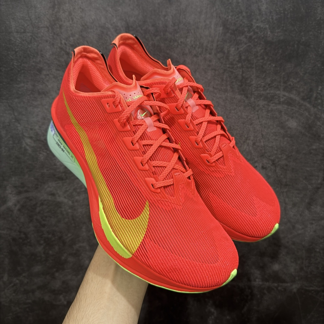【XE纯原版】Nike ZoomX Vaporfly NEXT%4 减震马拉松跑步鞋 HF6414-600 全掌真碳板 原楦原纸版数据开发  目前市场最强品质 原版购入开发 原版定制网纱鞋面 分体式组合大底 中间层夹心全掌抗扭碳板 下层一次ReactX泡棉 区别市场一体底 超高质检清洁度 一切材质配件均与原版一致 原楦原纸板开发 匹配原版98%以上 完美弧度版型 原厂鞋标 立体反光鞋盒标 高端玩家必推版本 高价零售必推版本 欢迎对比市面任意版本‼️ 这双鞋简直是时尚与科技的完美融合，质感爆棚，搭配超亮眼的银色大勾子，瞬间成为街头焦点。不仅颜值在线，缓震性能更是一绝 不管是日常出街还是慢跑锻炼，都能给双脚极致舒适体验。  码数超全，36- 46 码任你选！别犹豫啦，穿上它，轻松走出潮流范，开启你的时尚运动新旅程 码段：36-46-选品中心