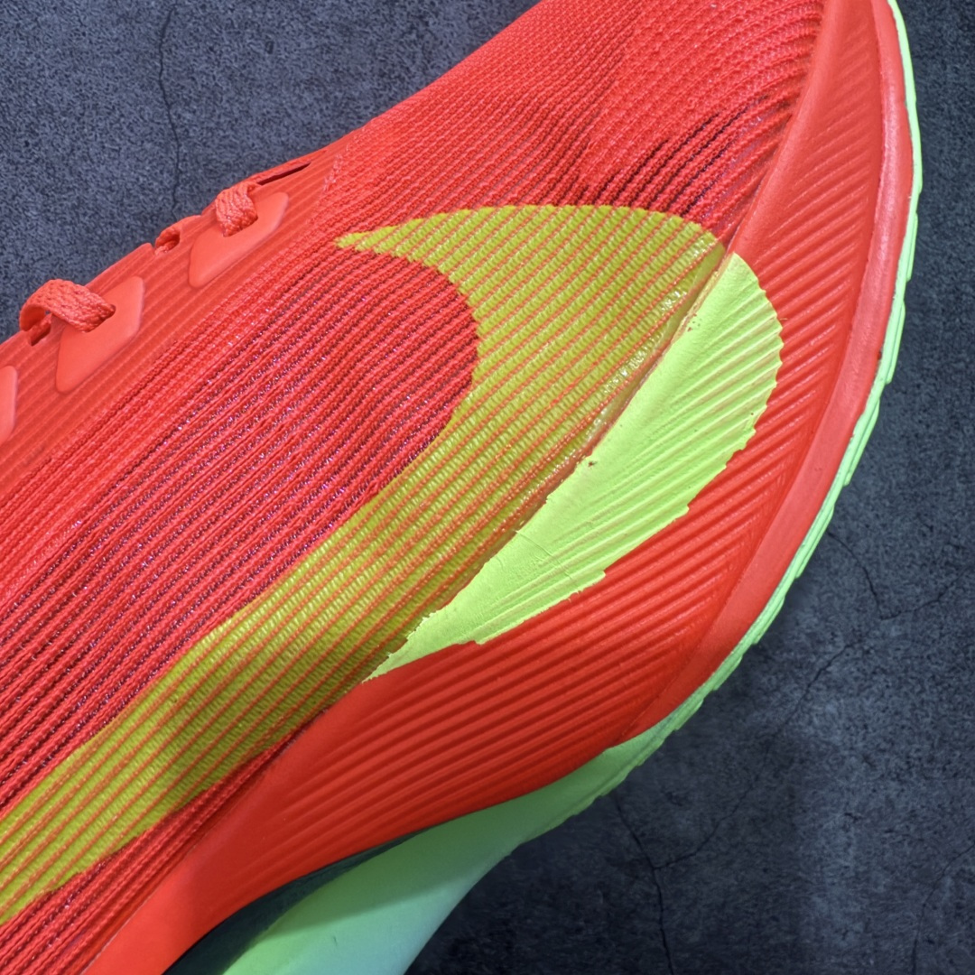 图片[4]-【XE纯原版】Nike ZoomX Vaporfly NEXT%4 减震马拉松跑步鞋 HF6414-600 全掌真碳板 原楦原纸版数据开发  目前市场最强品质 原版购入开发 原版定制网纱鞋面 分体式组合大底 中间层夹心全掌抗扭碳板 下层一次ReactX泡棉 区别市场一体底 超高质检清洁度 一切材质配件均与原版一致 原楦原纸板开发 匹配原版98%以上 完美弧度版型 原厂鞋标 立体反光鞋盒标 高端玩家必推版本 高价零售必推版本 欢迎对比市面任意版本‼️ 这双鞋简直是时尚与科技的完美融合，质感爆棚，搭配超亮眼的银色大勾子，瞬间成为街头焦点。不仅颜值在线，缓震性能更是一绝 不管是日常出街还是慢跑锻炼，都能给双脚极致舒适体验。  码数超全，36- 46 码任你选！别犹豫啦，穿上它，轻松走出潮流范，开启你的时尚运动新旅程 码段：36-46-选品中心