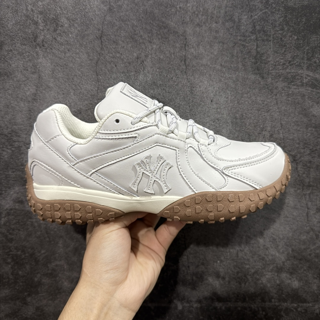 【纯原版】MLB 纽约洋基队 双色鞋带 轻量运动百搭 豆豆薄底鞋 防滑轻便 低帮 板鞋 男女同款 象牙白色 MLB官方同步出货 虞书欣等众多潮流明星同款 高弹双层MD大底 原楦原档案数据开发版型（完美鞋头弧度/后套收口效果🆚市面文案版本‼️） 原厂立体填充鞋舌海绵 中底注胶孔原数据开发模具大底原厂转印标市面上唯一纯原版本 原材料打造 内增高6cm 原厂1：1模具开发 原厂进口纳米材质 原厂 全套原盒雷射防伪标包装 天猫订单品质 官网尺码：35 36 36.5 37.5 38 38.5 39 40 40.5 41 42 42.5 43 44 45-选品中心