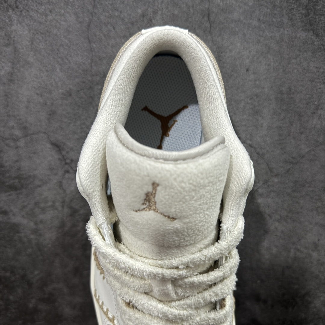 图片[8]-【K版纯原】Air Jordan AJ1 Low 低帮 麂皮米白灰 HV4268-120 全新流水线出品 市场第二梯队最强版 全部原鞋开发 原楦原纸板开发 全鞋电脑针车 原厂内置全掌气垫 原盒内在原标 唯一Zp原版鞋带绑法 免检产品 全新2022版型 全头层皮料 完美零毛边处理 原厂配置全掌气垫 价格定位良心 新配色陆续出货 尺码：36-46-选品中心