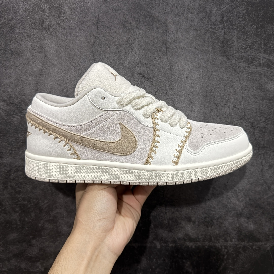 【K版纯原】Air Jordan AJ1 Low 低帮 麂皮米白灰 HV4268-120 全新流水线出品 市场第二梯队最强版 全部原鞋开发 原楦原纸板开发 全鞋电脑针车 原厂内置全掌气垫 原盒内在原标 唯一Zp原版鞋带绑法 免检产品 全新2022版型 全头层皮料 完美零毛边处理 原厂配置全掌气垫 价格定位良心 新配色陆续出货 尺码:36-46-选品中心