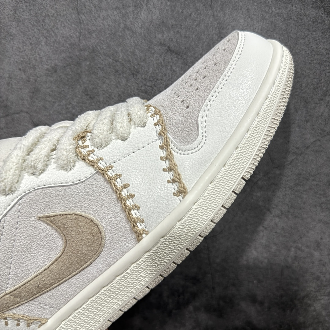 图片[6]-【K版纯原】Air Jordan AJ1 Low 低帮 麂皮米白灰 HV4268-120 全新流水线出品 市场第二梯队最强版 全部原鞋开发 原楦原纸板开发 全鞋电脑针车 原厂内置全掌气垫 原盒内在原标 唯一Zp原版鞋带绑法 免检产品 全新2022版型 全头层皮料 完美零毛边处理 原厂配置全掌气垫 价格定位良心 新配色陆续出货 尺码：36-46-选品中心