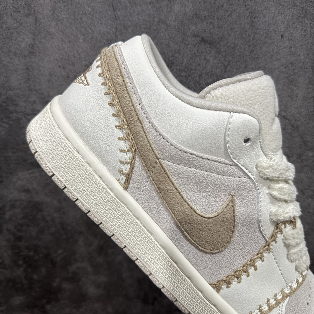 图片[7]-【K版纯原】Air Jordan AJ1 Low 低帮 麂皮米白灰 HV4268-120 全新流水线出品 市场第二梯队最强版 全部原鞋开发 原楦原纸板开发 全鞋电脑针车 原厂内置全掌气垫 原盒内在原标 唯一Zp原版鞋带绑法 免检产品 全新2022版型 全头层皮料 完美零毛边处理 原厂配置全掌气垫 价格定位良心 新配色陆续出货 尺码：36-46-选品中心