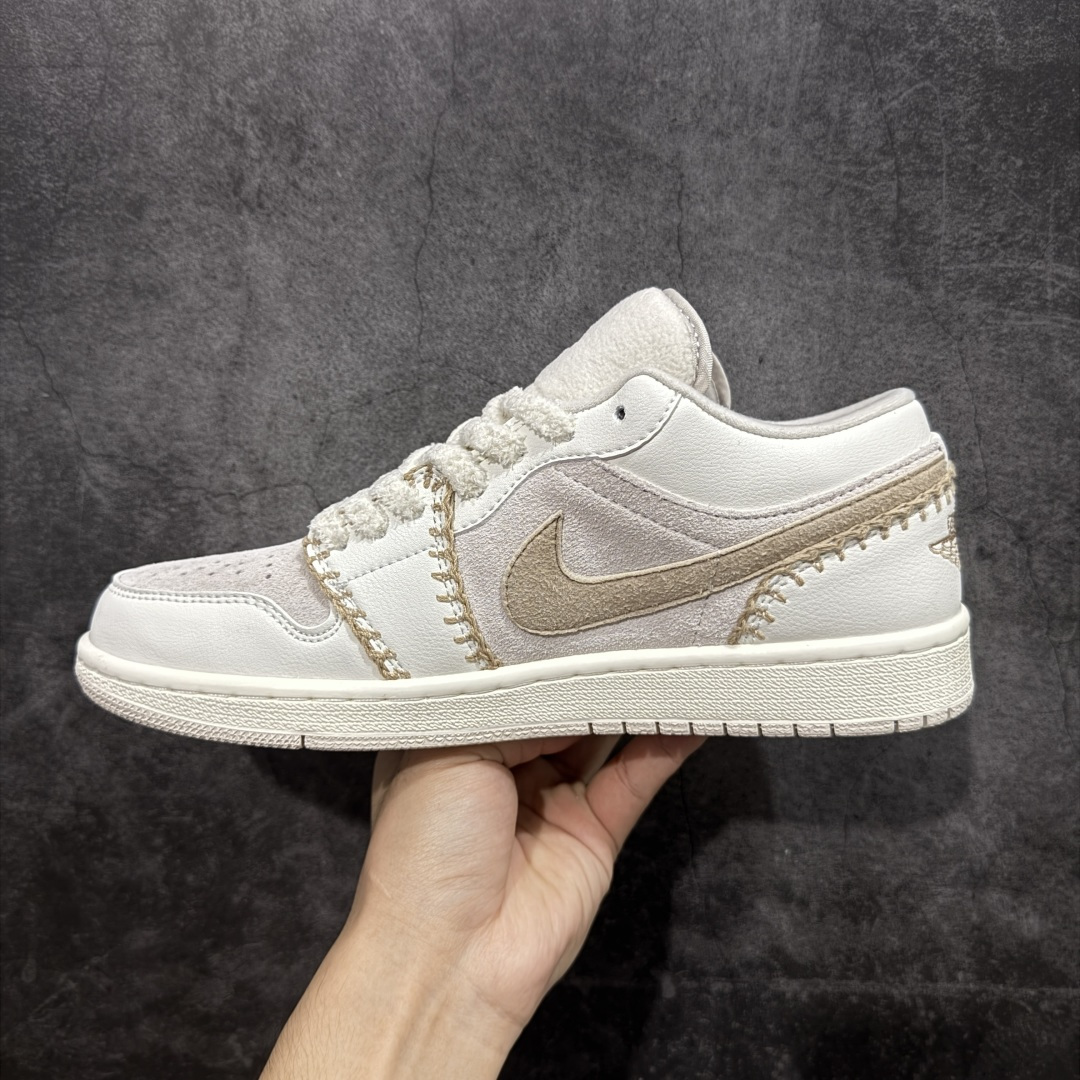 图片[2]-【K版纯原】Air Jordan AJ1 Low 低帮 麂皮米白灰 HV4268-120 全新流水线出品 市场第二梯队最强版 全部原鞋开发 原楦原纸板开发 全鞋电脑针车 原厂内置全掌气垫 原盒内在原标 唯一Zp原版鞋带绑法 免检产品 全新2022版型 全头层皮料 完美零毛边处理 原厂配置全掌气垫 价格定位良心 新配色陆续出货 尺码：36-46-选品中心