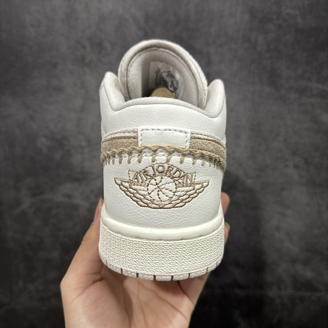 图片[4]-【K版纯原】Air Jordan AJ1 Low 低帮 麂皮米白灰 HV4268-120 全新流水线出品 市场第二梯队最强版 全部原鞋开发 原楦原纸板开发 全鞋电脑针车 原厂内置全掌气垫 原盒内在原标 唯一Zp原版鞋带绑法 免检产品 全新2022版型 全头层皮料 完美零毛边处理 原厂配置全掌气垫 价格定位良心 新配色陆续出货 尺码：36-46-选品中心