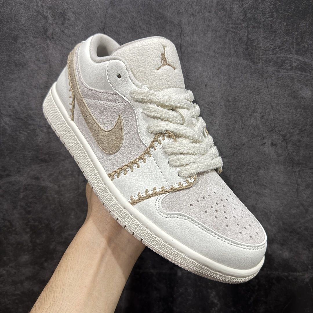图片[3]-【K版纯原】Air Jordan AJ1 Low 低帮 麂皮米白灰 HV4268-120 全新流水线出品 市场第二梯队最强版 全部原鞋开发 原楦原纸板开发 全鞋电脑针车 原厂内置全掌气垫 原盒内在原标 唯一Zp原版鞋带绑法 免检产品 全新2022版型 全头层皮料 完美零毛边处理 原厂配置全掌气垫 价格定位良心 新配色陆续出货 尺码：36-46-选品中心