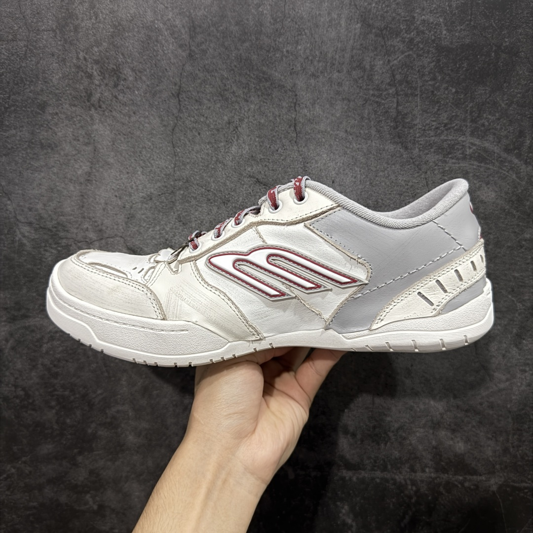 图片[2]-【XA纯原版】Balenciaga Hamptons Worn-Out 巴黎世家十八18代 涤纶（聚酯纤维）牛皮革 圆头系带 低帮 生活休闲鞋板鞋 全套原纸板楦头开发 最原汁原味的灵魂版型 全鞋荧光划线卡点 胶水把控整洁度追求极致完美 每一双都是工艺品 多重QC质检 超越公司货的品控标准 实实在在的免检产品 原盒原配 正确字体电绣 粗细、位置、大小正确 侧边TPU 透气孔匹配意产原版 正确分离大底 TPU软底 原版一致大底LOGO 立体感十足 原厂皮料水洗做旧 采购原厂网纱 偏大一码 尺码：35 36 37 38 39 40 41 42 43 44 45 46-选品中心