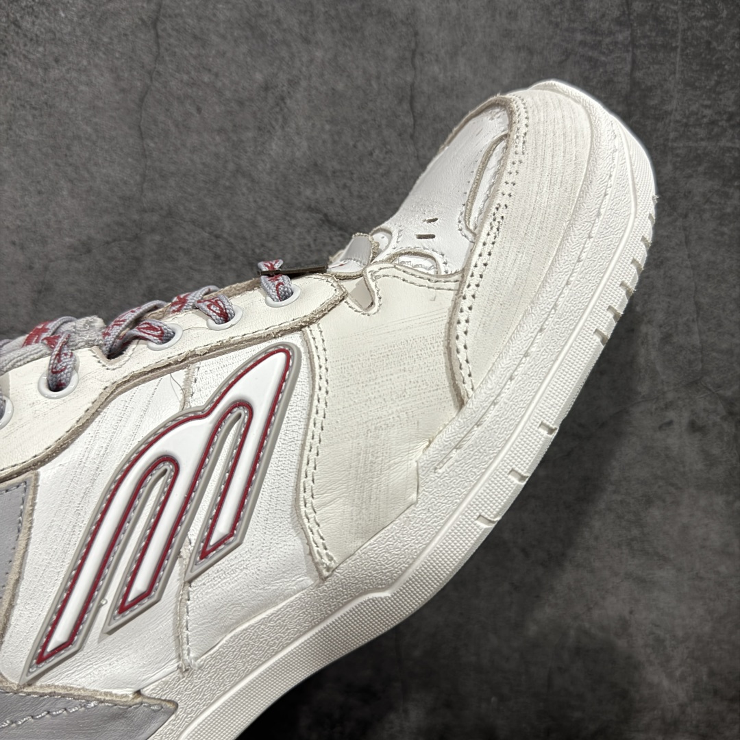 图片[6]-【XA纯原版】Balenciaga Hamptons Worn-Out 巴黎世家十八18代 涤纶（聚酯纤维）牛皮革 圆头系带 低帮 生活休闲鞋板鞋 全套原纸板楦头开发 最原汁原味的灵魂版型 全鞋荧光划线卡点 胶水把控整洁度追求极致完美 每一双都是工艺品 多重QC质检 超越公司货的品控标准 实实在在的免检产品 原盒原配 正确字体电绣 粗细、位置、大小正确 侧边TPU 透气孔匹配意产原版 正确分离大底 TPU软底 原版一致大底LOGO 立体感十足 原厂皮料水洗做旧 采购原厂网纱 偏大一码 尺码：35 36 37 38 39 40 41 42 43 44 45 46-选品中心