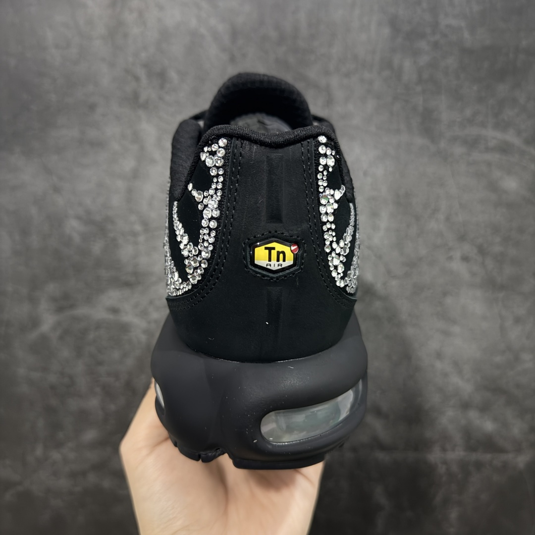 图片[4]-【Max纯原版】Swarovski/施华洛世奇 x Nike Air Max Plus 黑色 TN气垫系列跑鞋 Swarovski x Air Max Plus施华洛世奇与Nike携手推出2款Air Max Plus联名配色，以黑色皮革打造\’Moonlight\’配色，标志性波浪叠层采用施华洛世奇水晶。鞋侧饰有一枚镶嵌水晶的大面积迷你 Swoosh，后跟配有 Tn Air 徽章 全新一比一高端版本 真正的市场T1品质 更多配色陆续出货 真正的用心研发 一点一点抠出来的 品质 品控细节 随便闭眼对比市场任何版本 全套原纸板楦头开发 完美呈现版型 工艺流程均与原鞋保持一致 Turned Air 中底缓震技术 鞋面弧度与大底弧度一致 鞋头正确TPU材质 鞋面高频TPU材质1.0厚度 原鞋一致层次感 超越公司货的品控标准 多道QC质检 货号：FZ4237-001 尺码：36 36.5 37.5 38 38.5 39 40 40.5 41 42 42.5 43 44 44.5 45 46-选品中心