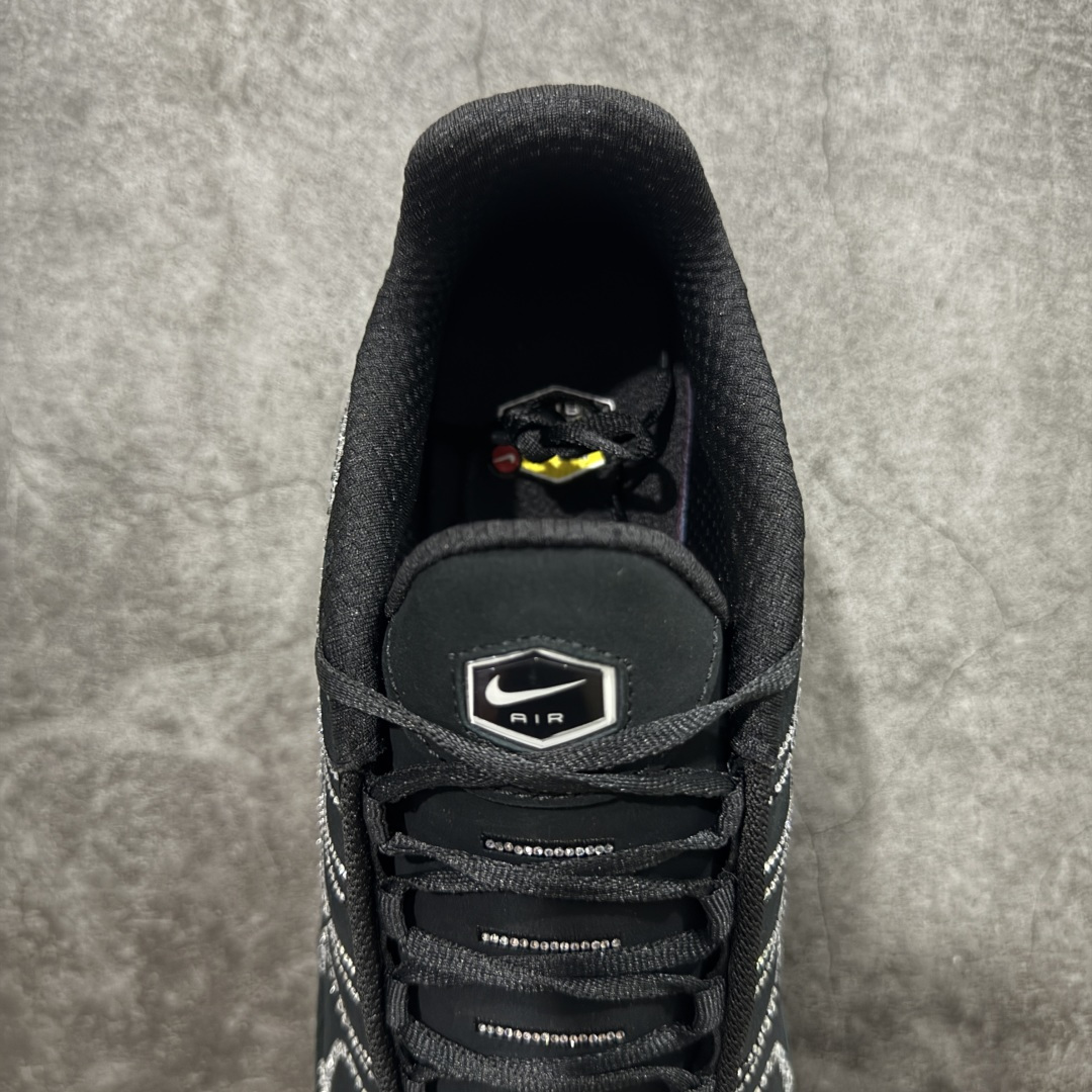 图片[8]-【Max纯原版】Swarovski/施华洛世奇 x Nike Air Max Plus 黑色 TN气垫系列跑鞋 Swarovski x Air Max Plus施华洛世奇与Nike携手推出2款Air Max Plus联名配色，以黑色皮革打造\’Moonlight\’配色，标志性波浪叠层采用施华洛世奇水晶。鞋侧饰有一枚镶嵌水晶的大面积迷你 Swoosh，后跟配有 Tn Air 徽章 全新一比一高端版本 真正的市场T1品质 更多配色陆续出货 真正的用心研发 一点一点抠出来的 品质 品控细节 随便闭眼对比市场任何版本 全套原纸板楦头开发 完美呈现版型 工艺流程均与原鞋保持一致 Turned Air 中底缓震技术 鞋面弧度与大底弧度一致 鞋头正确TPU材质 鞋面高频TPU材质1.0厚度 原鞋一致层次感 超越公司货的品控标准 多道QC质检 货号：FZ4237-001 尺码：36 36.5 37.5 38 38.5 39 40 40.5 41 42 42.5 43 44 44.5 45 46-选品中心