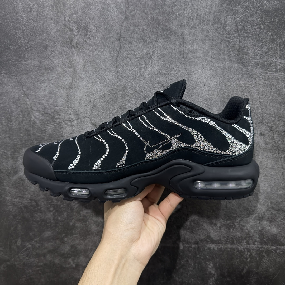 图片[2]-【Max纯原版】Swarovski/施华洛世奇 x Nike Air Max Plus 黑色 TN气垫系列跑鞋 Swarovski x Air Max Plus施华洛世奇与Nike携手推出2款Air Max Plus联名配色，以黑色皮革打造\’Moonlight\’配色，标志性波浪叠层采用施华洛世奇水晶。鞋侧饰有一枚镶嵌水晶的大面积迷你 Swoosh，后跟配有 Tn Air 徽章 全新一比一高端版本 真正的市场T1品质 更多配色陆续出货 真正的用心研发 一点一点抠出来的 品质 品控细节 随便闭眼对比市场任何版本 全套原纸板楦头开发 完美呈现版型 工艺流程均与原鞋保持一致 Turned Air 中底缓震技术 鞋面弧度与大底弧度一致 鞋头正确TPU材质 鞋面高频TPU材质1.0厚度 原鞋一致层次感 超越公司货的品控标准 多道QC质检 货号：FZ4237-001 尺码：36 36.5 37.5 38 38.5 39 40 40.5 41 42 42.5 43 44 44.5 45 46-选品中心