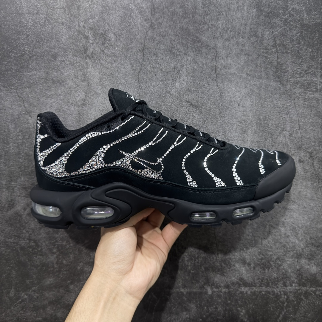 【Max纯原版】Swarovski/施华洛世奇 x Nike Air Max Plus 黑色 TN气垫系列跑鞋 Swarovski x Air Max Plus施华洛世奇与Nike携手推出2款Air Max Plus联名配色，以黑色皮革打造\'Moonlight\'配色，标志性波浪叠层采用施华洛世奇水晶。鞋侧饰有一枚镶嵌水晶的大面积迷你 Swoosh，后跟配有 Tn Air 徽章 全新一比一高端版本 真正的市场T1品质 更多配色陆续出货 真正的用心研发 一点一点抠出来的 品质 品控细节 随便闭眼对比市场任何版本 全套原纸板楦头开发 完美呈现版型 工艺流程均与原鞋保持一致 Turned Air 中底缓震技术 鞋面弧度与大底弧度一致 鞋头正确TPU材质 鞋面高频TPU材质1.0厚度 原鞋一致层次感 超越公司货的品控标准 多道QC质检 货号：FZ4237-001 尺码：36 36.5 37.5 38 38.5 39 40 40.5 41 42 42.5 43 44 44.5 45 46-选品中心