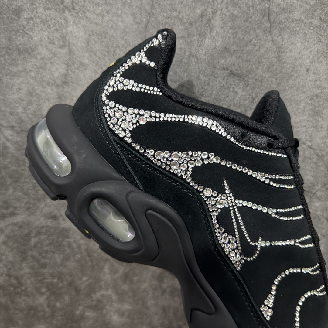 图片[7]-【Max纯原版】Swarovski/施华洛世奇 x Nike Air Max Plus 黑色 TN气垫系列跑鞋 Swarovski x Air Max Plus施华洛世奇与Nike携手推出2款Air Max Plus联名配色，以黑色皮革打造\’Moonlight\’配色，标志性波浪叠层采用施华洛世奇水晶。鞋侧饰有一枚镶嵌水晶的大面积迷你 Swoosh，后跟配有 Tn Air 徽章 全新一比一高端版本 真正的市场T1品质 更多配色陆续出货 真正的用心研发 一点一点抠出来的 品质 品控细节 随便闭眼对比市场任何版本 全套原纸板楦头开发 完美呈现版型 工艺流程均与原鞋保持一致 Turned Air 中底缓震技术 鞋面弧度与大底弧度一致 鞋头正确TPU材质 鞋面高频TPU材质1.0厚度 原鞋一致层次感 超越公司货的品控标准 多道QC质检 货号：FZ4237-001 尺码：36 36.5 37.5 38 38.5 39 40 40.5 41 42 42.5 43 44 44.5 45 46-选品中心