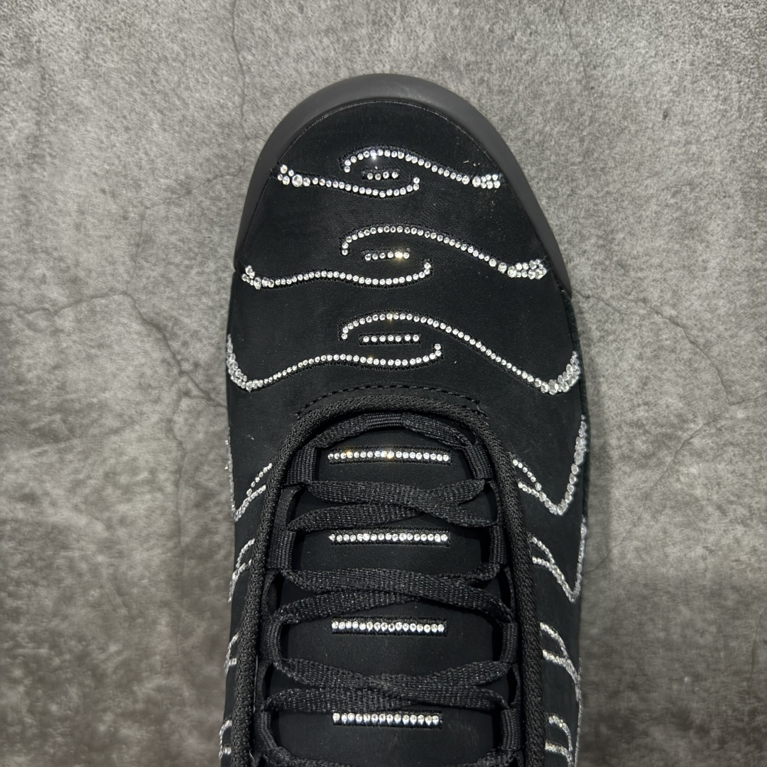 图片[5]-【Max纯原版】Swarovski/施华洛世奇 x Nike Air Max Plus 黑色 TN气垫系列跑鞋 Swarovski x Air Max Plus施华洛世奇与Nike携手推出2款Air Max Plus联名配色，以黑色皮革打造\’Moonlight\’配色，标志性波浪叠层采用施华洛世奇水晶。鞋侧饰有一枚镶嵌水晶的大面积迷你 Swoosh，后跟配有 Tn Air 徽章 全新一比一高端版本 真正的市场T1品质 更多配色陆续出货 真正的用心研发 一点一点抠出来的 品质 品控细节 随便闭眼对比市场任何版本 全套原纸板楦头开发 完美呈现版型 工艺流程均与原鞋保持一致 Turned Air 中底缓震技术 鞋面弧度与大底弧度一致 鞋头正确TPU材质 鞋面高频TPU材质1.0厚度 原鞋一致层次感 超越公司货的品控标准 多道QC质检 货号：FZ4237-001 尺码：36 36.5 37.5 38 38.5 39 40 40.5 41 42 42.5 43 44 44.5 45 46-选品中心
