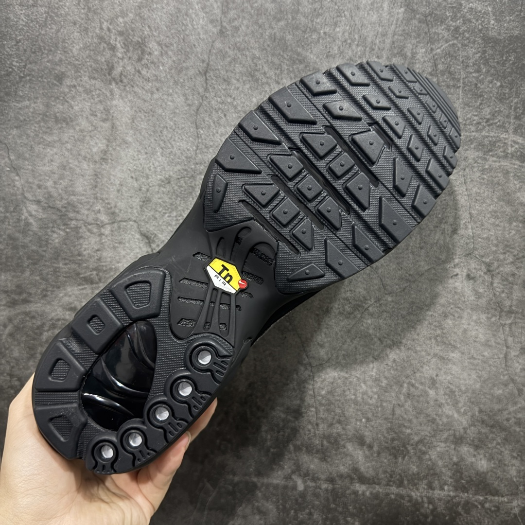 图片[9]-【Max纯原版】Swarovski/施华洛世奇 x Nike Air Max Plus 黑色 TN气垫系列跑鞋 Swarovski x Air Max Plus施华洛世奇与Nike携手推出2款Air Max Plus联名配色，以黑色皮革打造\’Moonlight\’配色，标志性波浪叠层采用施华洛世奇水晶。鞋侧饰有一枚镶嵌水晶的大面积迷你 Swoosh，后跟配有 Tn Air 徽章 全新一比一高端版本 真正的市场T1品质 更多配色陆续出货 真正的用心研发 一点一点抠出来的 品质 品控细节 随便闭眼对比市场任何版本 全套原纸板楦头开发 完美呈现版型 工艺流程均与原鞋保持一致 Turned Air 中底缓震技术 鞋面弧度与大底弧度一致 鞋头正确TPU材质 鞋面高频TPU材质1.0厚度 原鞋一致层次感 超越公司货的品控标准 多道QC质检 货号：FZ4237-001 尺码：36 36.5 37.5 38 38.5 39 40 40.5 41 42 42.5 43 44 44.5 45 46-选品中心