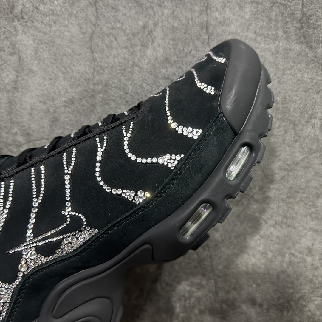 图片[6]-【Max纯原版】Swarovski/施华洛世奇 x Nike Air Max Plus 黑色 TN气垫系列跑鞋 Swarovski x Air Max Plus施华洛世奇与Nike携手推出2款Air Max Plus联名配色，以黑色皮革打造\’Moonlight\’配色，标志性波浪叠层采用施华洛世奇水晶。鞋侧饰有一枚镶嵌水晶的大面积迷你 Swoosh，后跟配有 Tn Air 徽章 全新一比一高端版本 真正的市场T1品质 更多配色陆续出货 真正的用心研发 一点一点抠出来的 品质 品控细节 随便闭眼对比市场任何版本 全套原纸板楦头开发 完美呈现版型 工艺流程均与原鞋保持一致 Turned Air 中底缓震技术 鞋面弧度与大底弧度一致 鞋头正确TPU材质 鞋面高频TPU材质1.0厚度 原鞋一致层次感 超越公司货的品控标准 多道QC质检 货号：FZ4237-001 尺码：36 36.5 37.5 38 38.5 39 40 40.5 41 42 42.5 43 44 44.5 45 46-选品中心