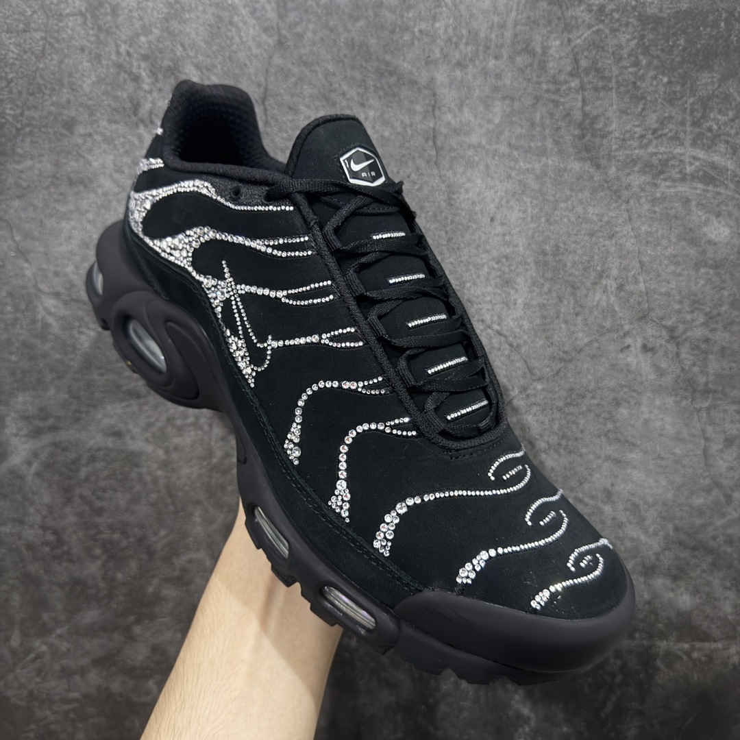 图片[3]-【Max纯原版】Swarovski/施华洛世奇 x Nike Air Max Plus 黑色 TN气垫系列跑鞋 Swarovski x Air Max Plus施华洛世奇与Nike携手推出2款Air Max Plus联名配色，以黑色皮革打造\’Moonlight\’配色，标志性波浪叠层采用施华洛世奇水晶。鞋侧饰有一枚镶嵌水晶的大面积迷你 Swoosh，后跟配有 Tn Air 徽章 全新一比一高端版本 真正的市场T1品质 更多配色陆续出货 真正的用心研发 一点一点抠出来的 品质 品控细节 随便闭眼对比市场任何版本 全套原纸板楦头开发 完美呈现版型 工艺流程均与原鞋保持一致 Turned Air 中底缓震技术 鞋面弧度与大底弧度一致 鞋头正确TPU材质 鞋面高频TPU材质1.0厚度 原鞋一致层次感 超越公司货的品控标准 多道QC质检 货号：FZ4237-001 尺码：36 36.5 37.5 38 38.5 39 40 40.5 41 42 42.5 43 44 44.5 45 46-选品中心