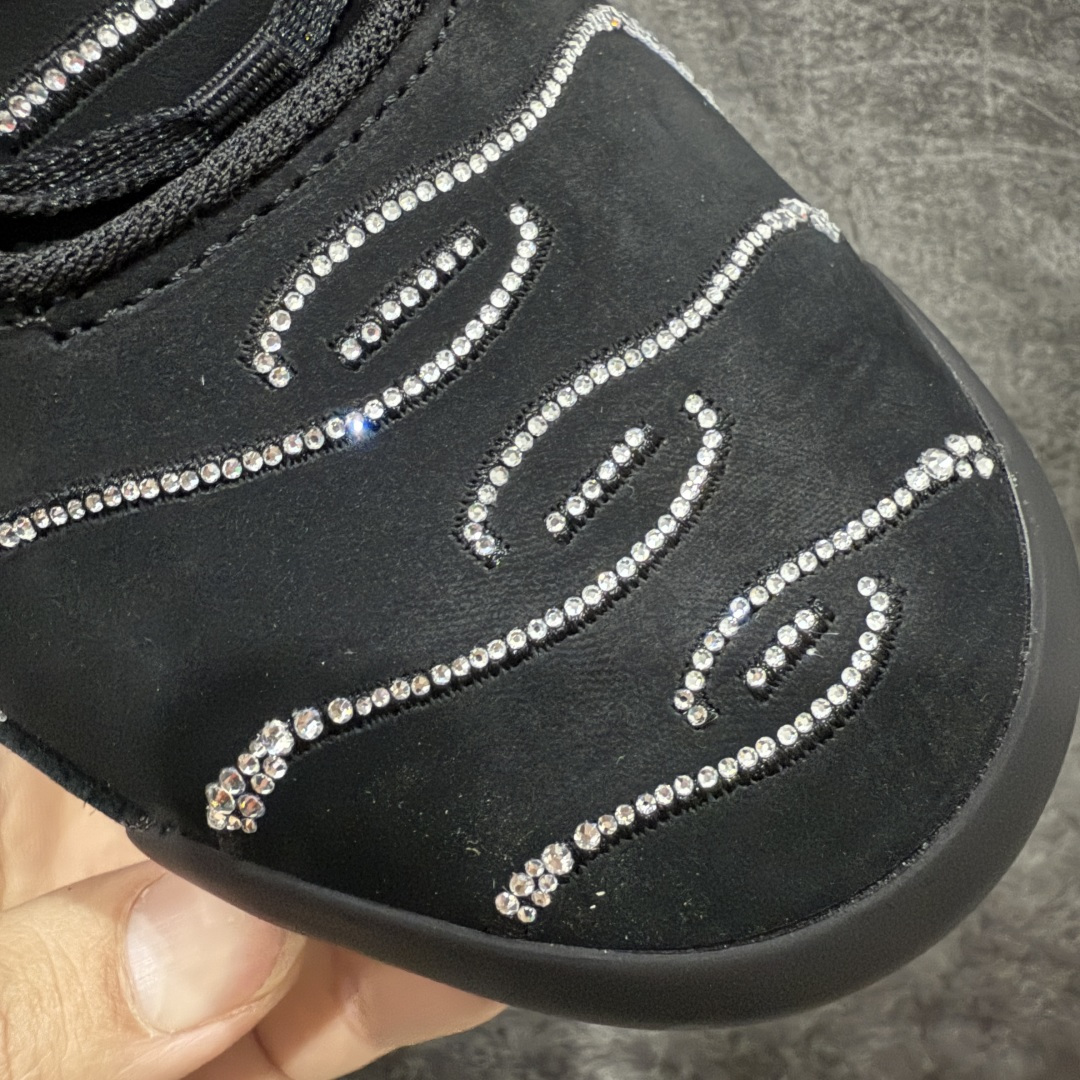 图片[5]-【Max纯原版】Swarovski/施华洛世奇 x Nike Air Max Plus 黑色 TN气垫系列跑鞋 Swarovski x Air Max Plus施华洛世奇与Nike携手推出2款Air Max Plus联名配色，以黑色皮革打造\’Moonlight\’配色，标志性波浪叠层采用施华洛世奇水晶。鞋侧饰有一枚镶嵌水晶的大面积迷你 Swoosh，后跟配有 Tn Air 徽章 全新一比一高端版本 真正的市场T1品质 更多配色陆续出货 真正的用心研发 一点一点抠出来的 品质 品控细节 随便闭眼对比市场任何版本 全套原纸板楦头开发 完美呈现版型 工艺流程均与原鞋保持一致 Turned Air 中底缓震技术 鞋面弧度与大底弧度一致 鞋头正确TPU材质 鞋面高频TPU材质1.0厚度 原鞋一致层次感 超越公司货的品控标准 多道QC质检 货号：FZ4237-001 尺码：36 36.5 37.5 38 38.5 39 40 40.5 41 42 42.5 43 44 44.5 45 46-选品中心