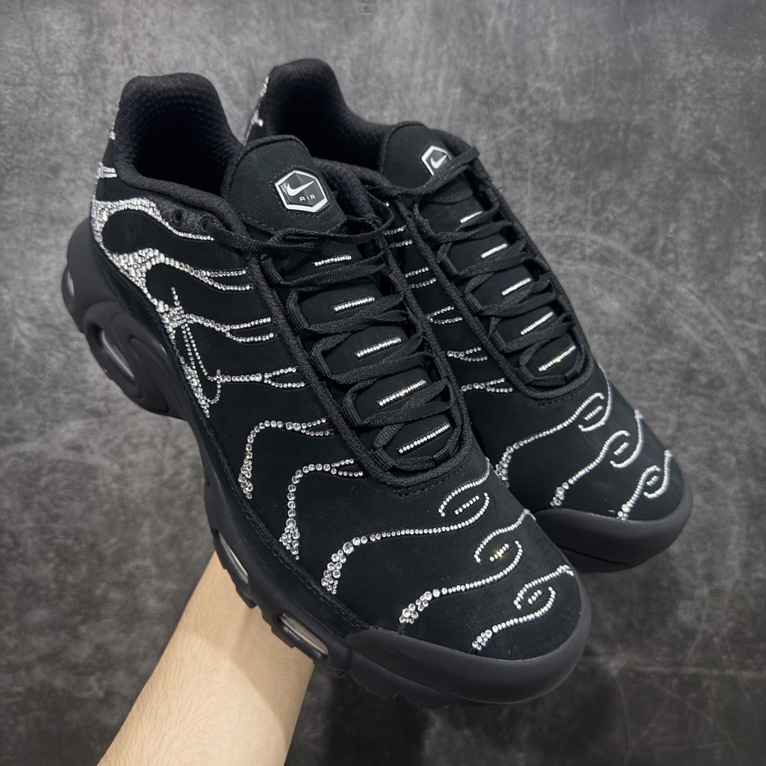 【Max纯原版】Swarovski/施华洛世奇 x Nike Air Max Plus 黑色 TN气垫系列跑鞋 Swarovski x Air Max Plus施华洛世奇与Nike携手推出2款Air Max Plus联名配色，以黑色皮革打造\'Moonlight\'配色，标志性波浪叠层采用施华洛世奇水晶。鞋侧饰有一枚镶嵌水晶的大面积迷你 Swoosh，后跟配有 Tn Air 徽章 全新一比一高端版本 真正的市场T1品质 更多配色陆续出货 真正的用心研发 一点一点抠出来的 品质 品控细节 随便闭眼对比市场任何版本 全套原纸板楦头开发 完美呈现版型 工艺流程均与原鞋保持一致 Turned Air 中底缓震技术 鞋面弧度与大底弧度一致 鞋头正确TPU材质 鞋面高频TPU材质1.0厚度 原鞋一致层次感 超越公司货的品控标准 多道QC质检 货号：FZ4237-001 尺码：36 36.5 37.5 38 38.5 39 40 40.5 41 42 42.5 43 44 44.5 45 46-选品中心