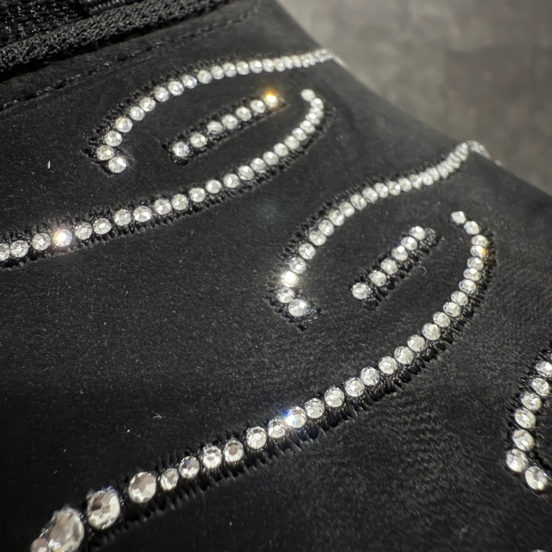 图片[6]-【Max纯原版】Swarovski/施华洛世奇 x Nike Air Max Plus 黑色 TN气垫系列跑鞋 Swarovski x Air Max Plus施华洛世奇与Nike携手推出2款Air Max Plus联名配色，以黑色皮革打造\’Moonlight\’配色，标志性波浪叠层采用施华洛世奇水晶。鞋侧饰有一枚镶嵌水晶的大面积迷你 Swoosh，后跟配有 Tn Air 徽章 全新一比一高端版本 真正的市场T1品质 更多配色陆续出货 真正的用心研发 一点一点抠出来的 品质 品控细节 随便闭眼对比市场任何版本 全套原纸板楦头开发 完美呈现版型 工艺流程均与原鞋保持一致 Turned Air 中底缓震技术 鞋面弧度与大底弧度一致 鞋头正确TPU材质 鞋面高频TPU材质1.0厚度 原鞋一致层次感 超越公司货的品控标准 多道QC质检 货号：FZ4237-001 尺码：36 36.5 37.5 38 38.5 39 40 40.5 41 42 42.5 43 44 44.5 45 46-选品中心