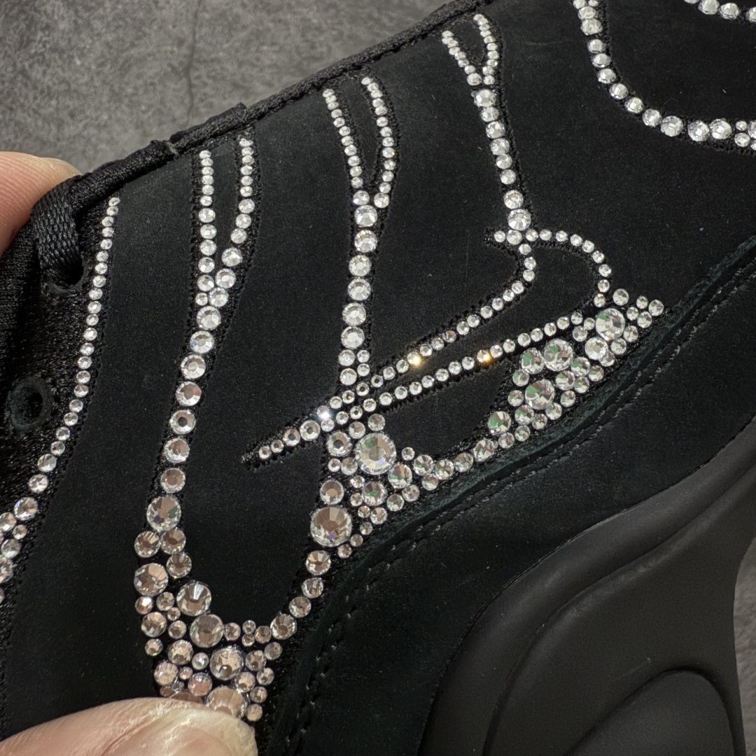 图片[4]-【Max纯原版】Swarovski/施华洛世奇 x Nike Air Max Plus 黑色 TN气垫系列跑鞋 Swarovski x Air Max Plus施华洛世奇与Nike携手推出2款Air Max Plus联名配色，以黑色皮革打造\’Moonlight\’配色，标志性波浪叠层采用施华洛世奇水晶。鞋侧饰有一枚镶嵌水晶的大面积迷你 Swoosh，后跟配有 Tn Air 徽章 全新一比一高端版本 真正的市场T1品质 更多配色陆续出货 真正的用心研发 一点一点抠出来的 品质 品控细节 随便闭眼对比市场任何版本 全套原纸板楦头开发 完美呈现版型 工艺流程均与原鞋保持一致 Turned Air 中底缓震技术 鞋面弧度与大底弧度一致 鞋头正确TPU材质 鞋面高频TPU材质1.0厚度 原鞋一致层次感 超越公司货的品控标准 多道QC质检 货号：FZ4237-001 尺码：36 36.5 37.5 38 38.5 39 40 40.5 41 42 42.5 43 44 44.5 45 46-选品中心