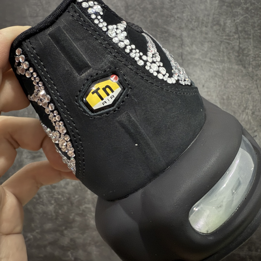 图片[2]-【Max纯原版】Swarovski/施华洛世奇 x Nike Air Max Plus 黑色 TN气垫系列跑鞋 Swarovski x Air Max Plus施华洛世奇与Nike携手推出2款Air Max Plus联名配色，以黑色皮革打造\’Moonlight\’配色，标志性波浪叠层采用施华洛世奇水晶。鞋侧饰有一枚镶嵌水晶的大面积迷你 Swoosh，后跟配有 Tn Air 徽章 全新一比一高端版本 真正的市场T1品质 更多配色陆续出货 真正的用心研发 一点一点抠出来的 品质 品控细节 随便闭眼对比市场任何版本 全套原纸板楦头开发 完美呈现版型 工艺流程均与原鞋保持一致 Turned Air 中底缓震技术 鞋面弧度与大底弧度一致 鞋头正确TPU材质 鞋面高频TPU材质1.0厚度 原鞋一致层次感 超越公司货的品控标准 多道QC质检 货号：FZ4237-001 尺码：36 36.5 37.5 38 38.5 39 40 40.5 41 42 42.5 43 44 44.5 45 46-选品中心