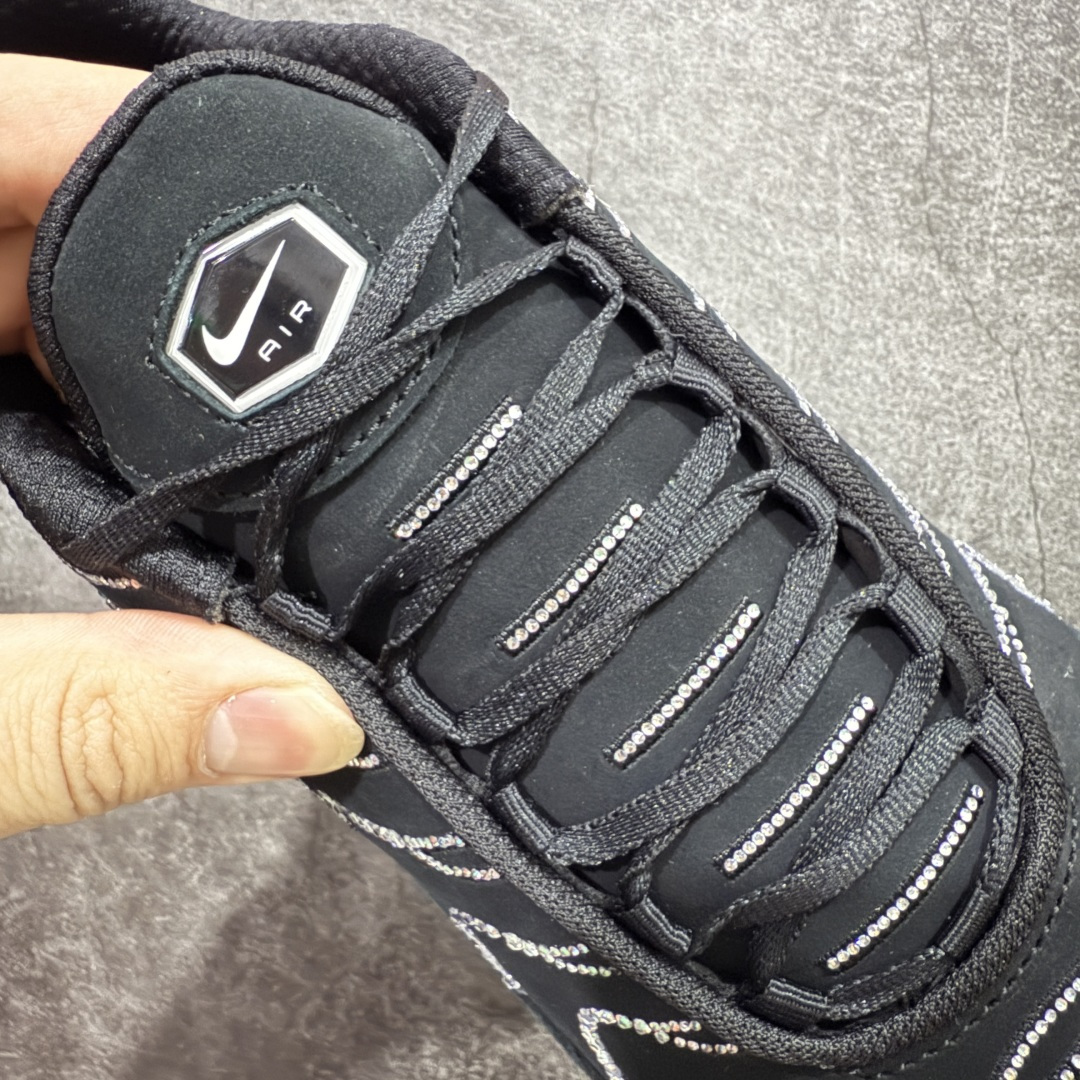 图片[7]-【Max纯原版】Swarovski/施华洛世奇 x Nike Air Max Plus 黑色 TN气垫系列跑鞋 Swarovski x Air Max Plus施华洛世奇与Nike携手推出2款Air Max Plus联名配色，以黑色皮革打造\’Moonlight\’配色，标志性波浪叠层采用施华洛世奇水晶。鞋侧饰有一枚镶嵌水晶的大面积迷你 Swoosh，后跟配有 Tn Air 徽章 全新一比一高端版本 真正的市场T1品质 更多配色陆续出货 真正的用心研发 一点一点抠出来的 品质 品控细节 随便闭眼对比市场任何版本 全套原纸板楦头开发 完美呈现版型 工艺流程均与原鞋保持一致 Turned Air 中底缓震技术 鞋面弧度与大底弧度一致 鞋头正确TPU材质 鞋面高频TPU材质1.0厚度 原鞋一致层次感 超越公司货的品控标准 多道QC质检 货号：FZ4237-001 尺码：36 36.5 37.5 38 38.5 39 40 40.5 41 42 42.5 43 44 44.5 45 46-选品中心