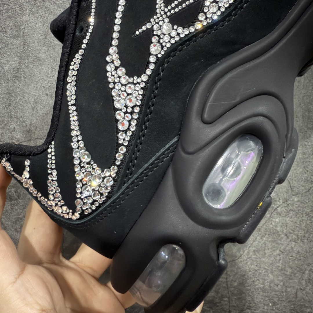图片[3]-【Max纯原版】Swarovski/施华洛世奇 x Nike Air Max Plus 黑色 TN气垫系列跑鞋 Swarovski x Air Max Plus施华洛世奇与Nike携手推出2款Air Max Plus联名配色，以黑色皮革打造\’Moonlight\’配色，标志性波浪叠层采用施华洛世奇水晶。鞋侧饰有一枚镶嵌水晶的大面积迷你 Swoosh，后跟配有 Tn Air 徽章 全新一比一高端版本 真正的市场T1品质 更多配色陆续出货 真正的用心研发 一点一点抠出来的 品质 品控细节 随便闭眼对比市场任何版本 全套原纸板楦头开发 完美呈现版型 工艺流程均与原鞋保持一致 Turned Air 中底缓震技术 鞋面弧度与大底弧度一致 鞋头正确TPU材质 鞋面高频TPU材质1.0厚度 原鞋一致层次感 超越公司货的品控标准 多道QC质检 货号：FZ4237-001 尺码：36 36.5 37.5 38 38.5 39 40 40.5 41 42 42.5 43 44 44.5 45 46-选品中心