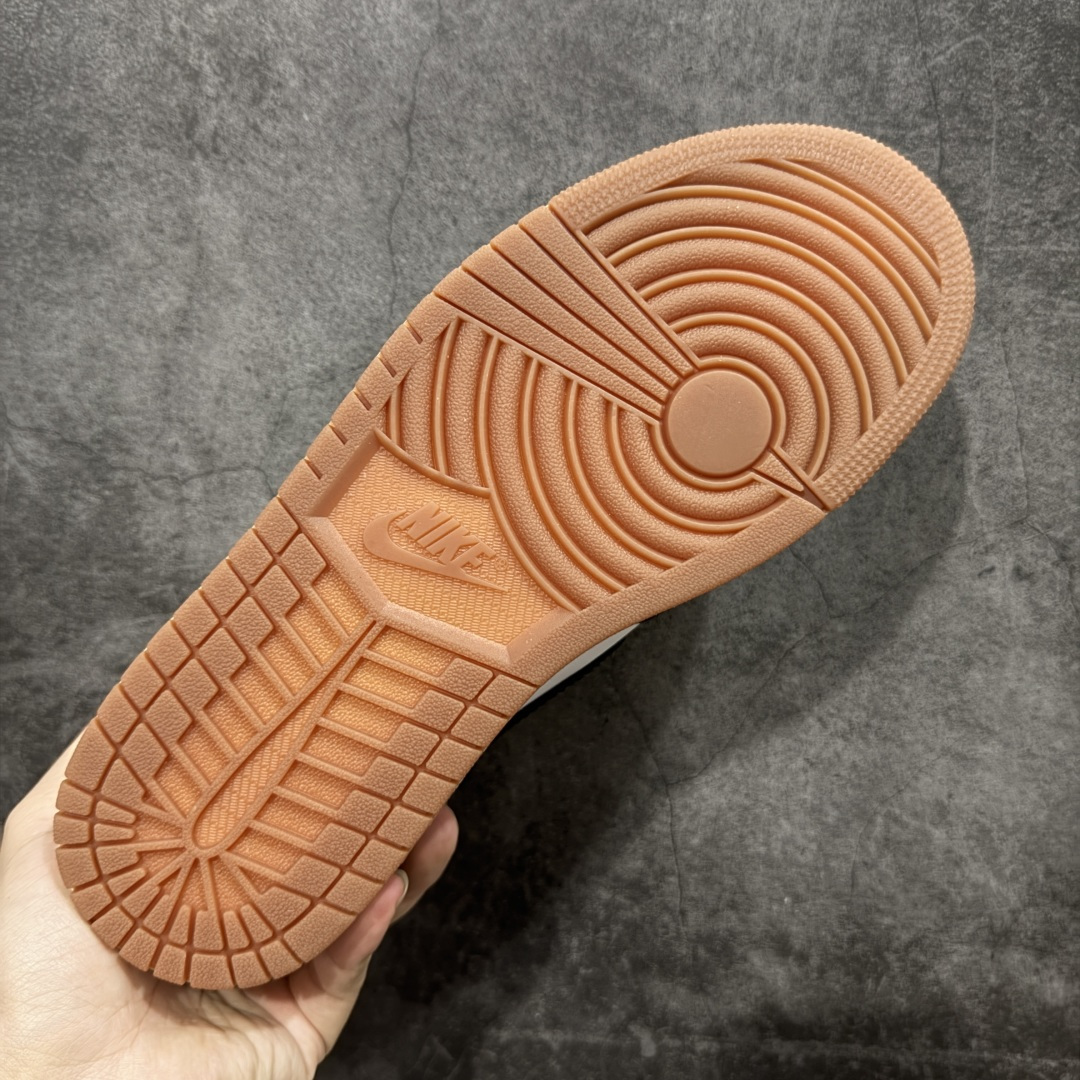 图片[9]-【原厂版】Air Jordan 1 x Travis Scott AJ1 x TS联名黑白倒钩低帮 DZ4137-700 超级强悍品质 可对比市场各大纯原版本 专业aj大厂出品 对细节的把控毋庸置疑 材料也是用最接近原鞋的头层皮料 所有地方都没有做到减配 原厂鞋楦打造完美鞋型 整体鞋型以及后跟做的弧度做的非常好 鞋带为原厂打蜡鞋带 粗细程度同步原鞋 裁片清洁度到位 无明显瑕疵毛边 免修产品 正确针车 该重针 该有尖角的地方都有做到 鞋价格非常香 转手可闭眼卖高价 到手各位就知道货有多好 绝对秒杀一切同价格货品 尺码：36-47.5-选品中心