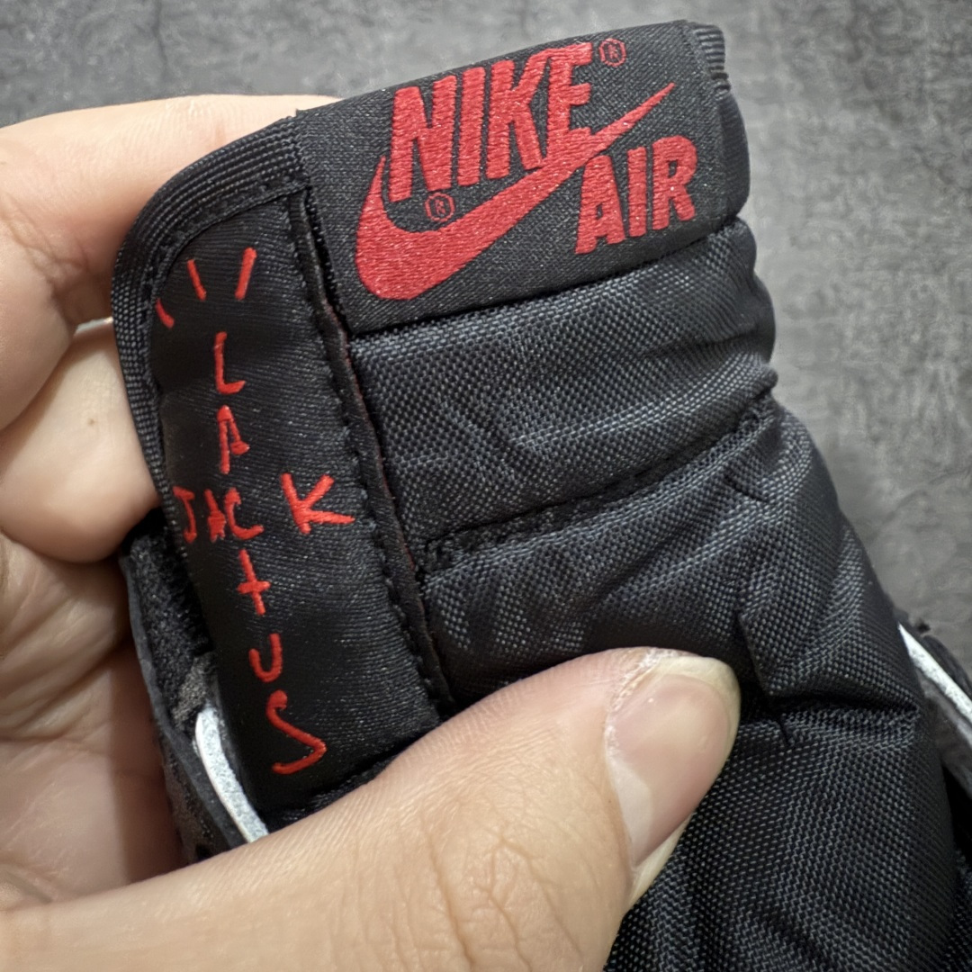 图片[6]-【原厂版】Air Jordan 1 x Travis Scott AJ1 x TS联名黑白倒钩低帮 DZ4137-700 超级强悍品质 可对比市场各大纯原版本 专业aj大厂出品 对细节的把控毋庸置疑 材料也是用最接近原鞋的头层皮料 所有地方都没有做到减配 原厂鞋楦打造完美鞋型 整体鞋型以及后跟做的弧度做的非常好 鞋带为原厂打蜡鞋带 粗细程度同步原鞋 裁片清洁度到位 无明显瑕疵毛边 免修产品 正确针车 该重针 该有尖角的地方都有做到 鞋价格非常香 转手可闭眼卖高价 到手各位就知道货有多好 绝对秒杀一切同价格货品 尺码：36-47.5-选品中心