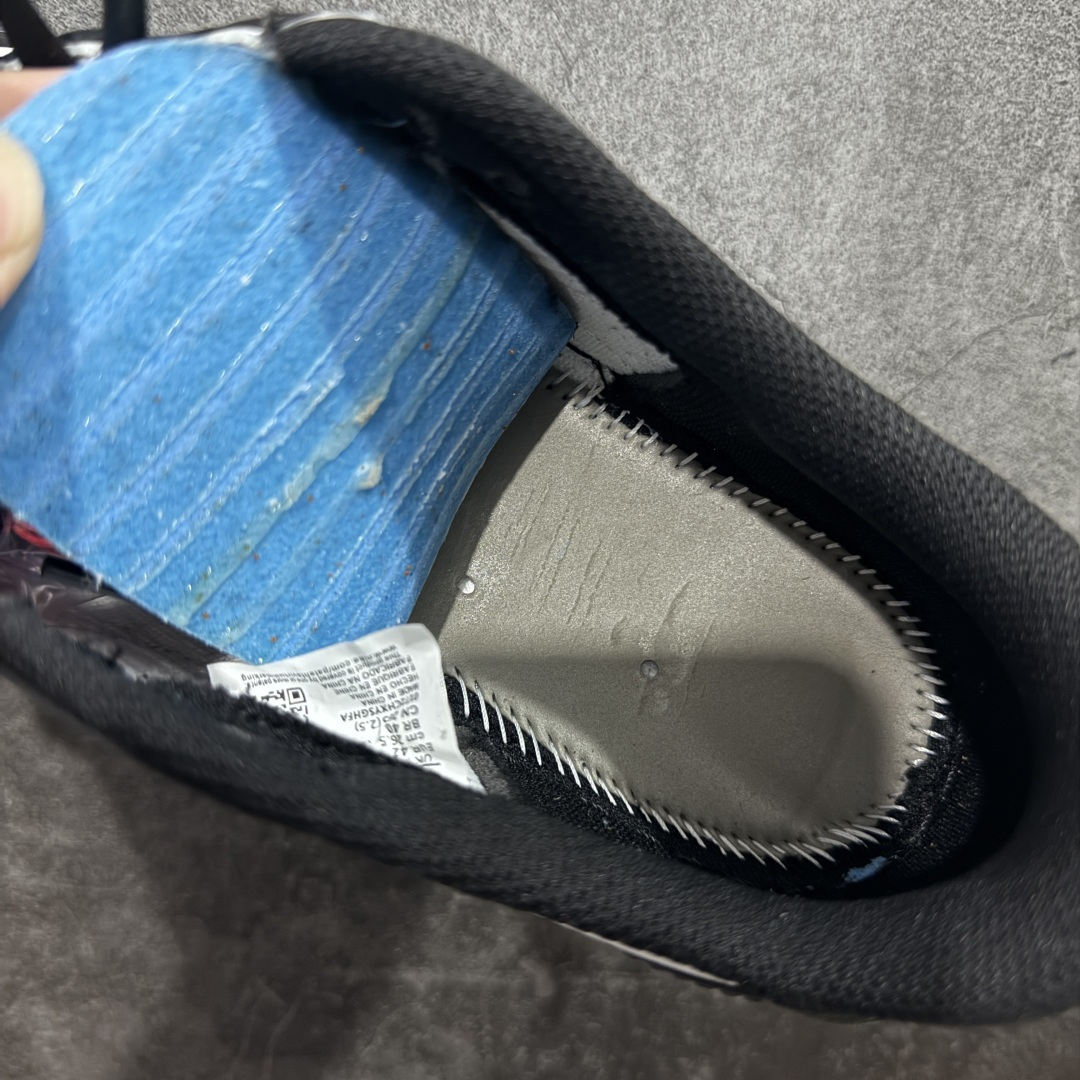 图片[8]-【原厂版】Air Jordan 1 x Travis Scott AJ1 x TS联名黑白倒钩低帮 DZ4137-700 超级强悍品质 可对比市场各大纯原版本 专业aj大厂出品 对细节的把控毋庸置疑 材料也是用最接近原鞋的头层皮料 所有地方都没有做到减配 原厂鞋楦打造完美鞋型 整体鞋型以及后跟做的弧度做的非常好 鞋带为原厂打蜡鞋带 粗细程度同步原鞋 裁片清洁度到位 无明显瑕疵毛边 免修产品 正确针车 该重针 该有尖角的地方都有做到 鞋价格非常香 转手可闭眼卖高价 到手各位就知道货有多好 绝对秒杀一切同价格货品 尺码：36-47.5-选品中心