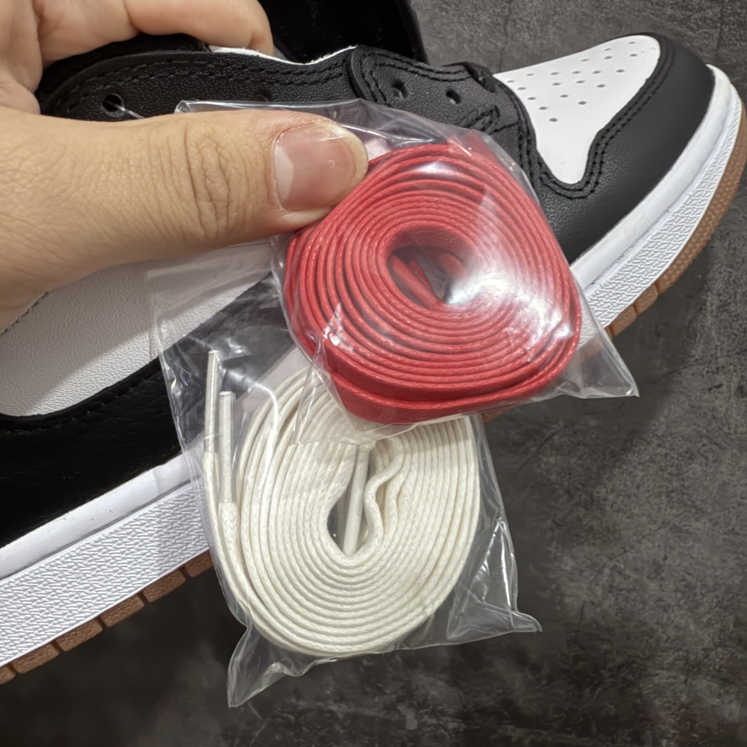 图片[9]-【原厂版】Air Jordan 1 x Travis Scott AJ1 x TS联名黑白倒钩低帮 DZ4137-700 超级强悍品质 可对比市场各大纯原版本 专业aj大厂出品 对细节的把控毋庸置疑 材料也是用最接近原鞋的头层皮料 所有地方都没有做到减配 原厂鞋楦打造完美鞋型 整体鞋型以及后跟做的弧度做的非常好 鞋带为原厂打蜡鞋带 粗细程度同步原鞋 裁片清洁度到位 无明显瑕疵毛边 免修产品 正确针车 该重针 该有尖角的地方都有做到 鞋价格非常香 转手可闭眼卖高价 到手各位就知道货有多好 绝对秒杀一切同价格货品 尺码：36-47.5-选品中心