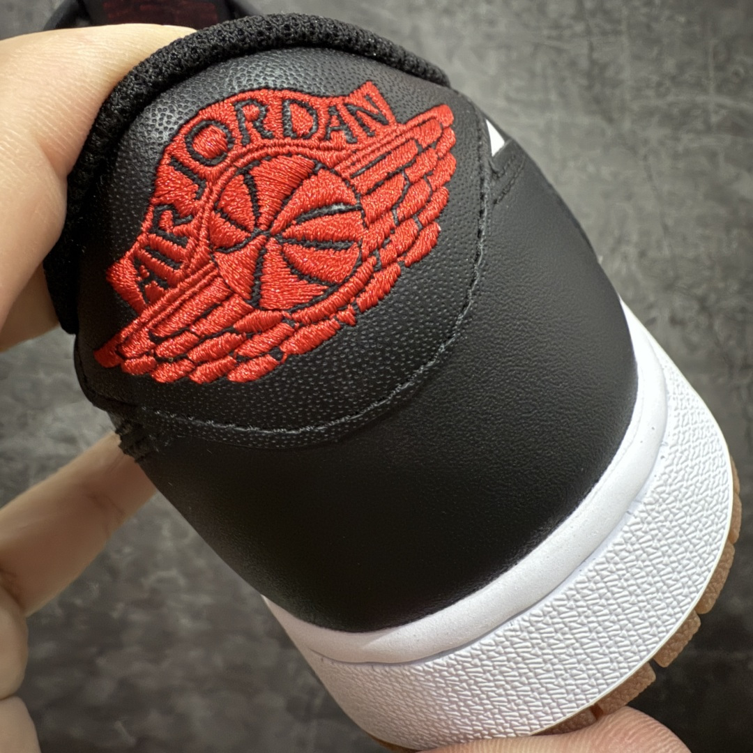 图片[2]-【原厂版】Air Jordan 1 x Travis Scott AJ1 x TS联名黑白倒钩低帮 DZ4137-700 超级强悍品质 可对比市场各大纯原版本 专业aj大厂出品 对细节的把控毋庸置疑 材料也是用最接近原鞋的头层皮料 所有地方都没有做到减配 原厂鞋楦打造完美鞋型 整体鞋型以及后跟做的弧度做的非常好 鞋带为原厂打蜡鞋带 粗细程度同步原鞋 裁片清洁度到位 无明显瑕疵毛边 免修产品 正确针车 该重针 该有尖角的地方都有做到 鞋价格非常香 转手可闭眼卖高价 到手各位就知道货有多好 绝对秒杀一切同价格货品 尺码：36-47.5-选品中心