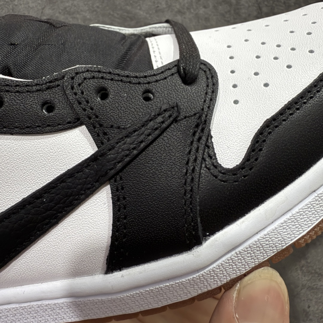 图片[4]-【原厂版】Air Jordan 1 x Travis Scott AJ1 x TS联名黑白倒钩低帮 DZ4137-700 超级强悍品质 可对比市场各大纯原版本 专业aj大厂出品 对细节的把控毋庸置疑 材料也是用最接近原鞋的头层皮料 所有地方都没有做到减配 原厂鞋楦打造完美鞋型 整体鞋型以及后跟做的弧度做的非常好 鞋带为原厂打蜡鞋带 粗细程度同步原鞋 裁片清洁度到位 无明显瑕疵毛边 免修产品 正确针车 该重针 该有尖角的地方都有做到 鞋价格非常香 转手可闭眼卖高价 到手各位就知道货有多好 绝对秒杀一切同价格货品 尺码：36-47.5-选品中心