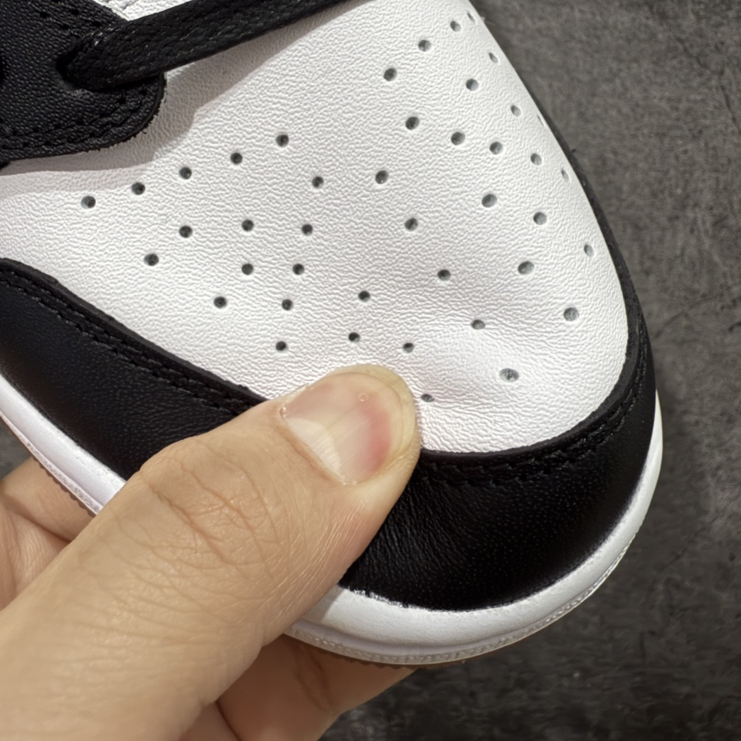图片[5]-【原厂版】Air Jordan 1 x Travis Scott AJ1 x TS联名黑白倒钩低帮 DZ4137-700 超级强悍品质 可对比市场各大纯原版本 专业aj大厂出品 对细节的把控毋庸置疑 材料也是用最接近原鞋的头层皮料 所有地方都没有做到减配 原厂鞋楦打造完美鞋型 整体鞋型以及后跟做的弧度做的非常好 鞋带为原厂打蜡鞋带 粗细程度同步原鞋 裁片清洁度到位 无明显瑕疵毛边 免修产品 正确针车 该重针 该有尖角的地方都有做到 鞋价格非常香 转手可闭眼卖高价 到手各位就知道货有多好 绝对秒杀一切同价格货品 尺码：36-47.5-选品中心