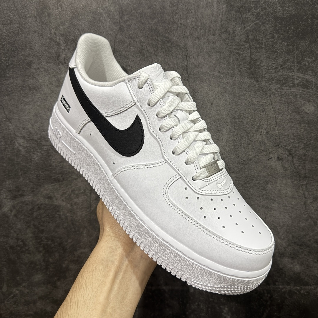 图片[3]-【GX2.0纯原】Supreme x NK Air Force 1 Low \’07 空军一号低帮经典板鞋联名 白黑 CU9225-102 顶级空军 皮料质感可媲美原版 细节吊打市场其他代号版本 全鞋电脑针车 工整有序 原厂港宝加持完美还原灵魂版型 原盒原配从里到外百分百还原 原厂全头层原厂皮料 原标原盒 内置Sole气垫 中底白色背胶 中底划线 已经无限的接近公司 原厂楦头 原厂刺绣 后跟弧度修正 正确中底四线防伪 尺码：36 36.5 37.5 38 38.5 39 40 40.5 41 42 42.5 43 44 44.5 45 46-选品中心