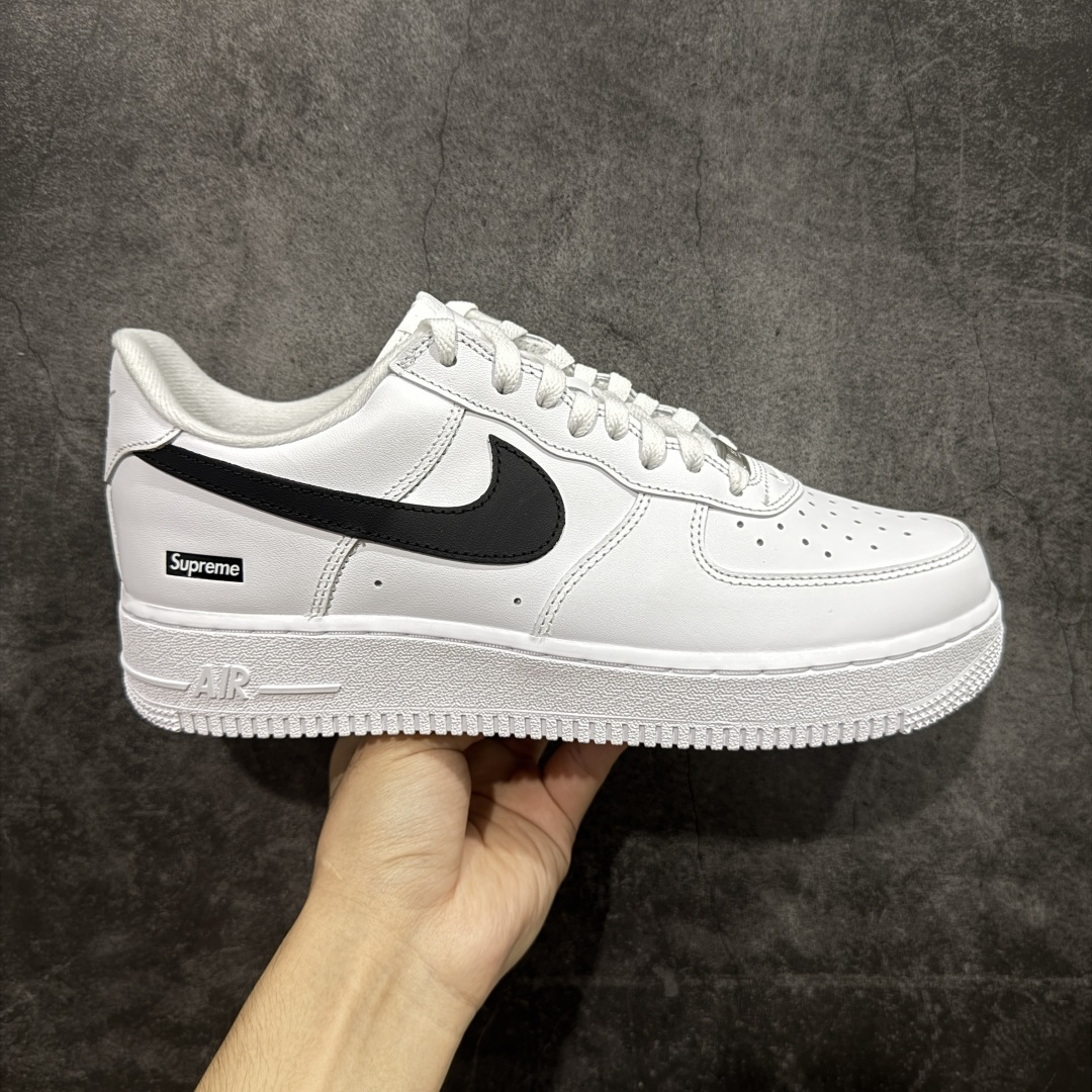 【GX2.0纯原】Supreme x NK Air Force 1 Low \'07 空军一号低帮经典板鞋联名 白黑 CU9225-102 顶级空军 皮料质感可媲美原版 细节吊打市场其他代号版本 全鞋电脑针车 工整有序 原厂港宝加持完美还原灵魂版型 原盒原配从里到外百分百还原 原厂全头层原厂皮料 原标原盒 内置Sole气垫 中底白色背胶 中底划线 已经无限的接近公司 原厂楦头 原厂刺绣 后跟弧度修正 正确中底四线防伪 尺码：36 36.5 37.5 38 38.5 39 40 40.5 41 42 42.5 43 44 44.5 45 46-选品中心