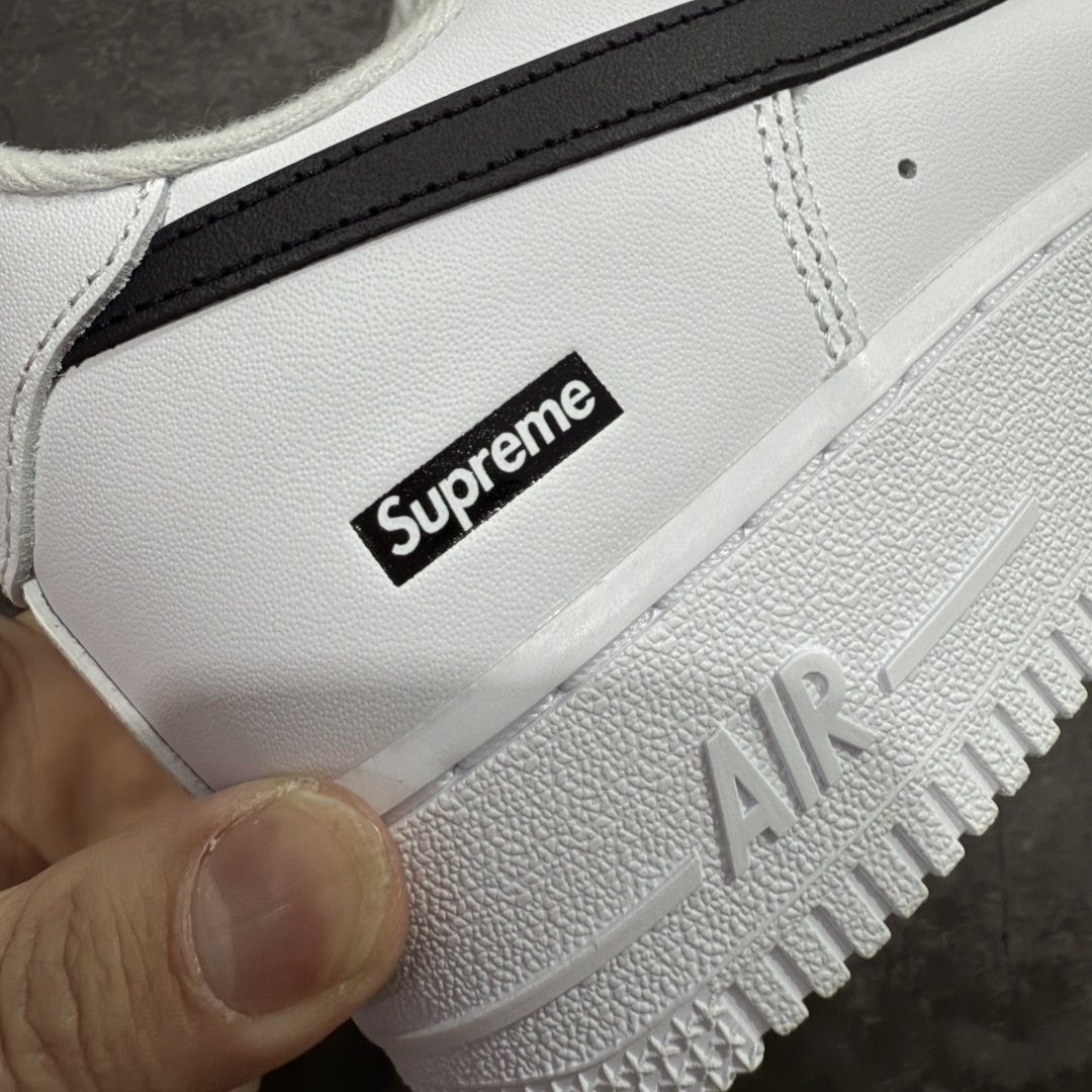 图片[3]-【GX2.0纯原】Supreme x NK Air Force 1 Low \’07 空军一号低帮经典板鞋联名 白黑 CU9225-102 顶级空军 皮料质感可媲美原版 细节吊打市场其他代号版本 全鞋电脑针车 工整有序 原厂港宝加持完美还原灵魂版型 原盒原配从里到外百分百还原 原厂全头层原厂皮料 原标原盒 内置Sole气垫 中底白色背胶 中底划线 已经无限的接近公司 原厂楦头 原厂刺绣 后跟弧度修正 正确中底四线防伪 尺码：36 36.5 37.5 38 38.5 39 40 40.5 41 42 42.5 43 44 44.5 45 46-选品中心