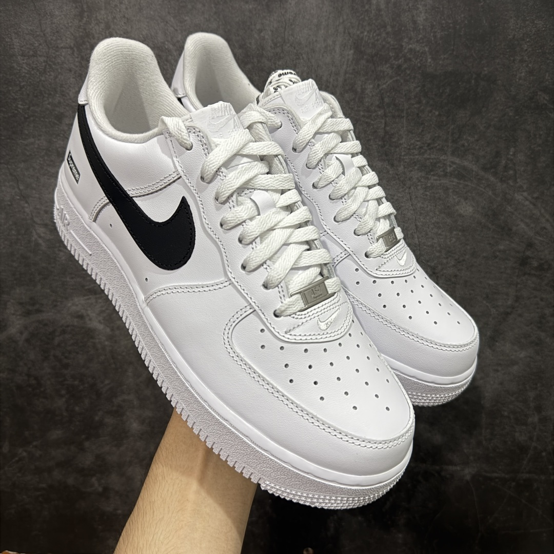 【GX2.0纯原】Supreme x NK Air Force 1 Low \’07 空军一号低帮经典板鞋联名 白黑 CU9225-102 顶级空军 皮料质感可媲美原版 细节吊打市场其他代号版本 全鞋电脑针车 工整有序 原厂港宝加持完美还原灵魂版型 原盒原配从里到外百分百还原 原厂全头层原厂皮料 原标原盒 内置Sole气垫 中底白色背胶 中底划线 已经无限的接近公司 原厂楦头 原厂刺绣 后跟弧度修正 正确中底四线防伪 尺码：36 36.5 37.5 38 38.5 39 40 40.5 41 42 42.5 43 44 44.5 45 46-选品中心