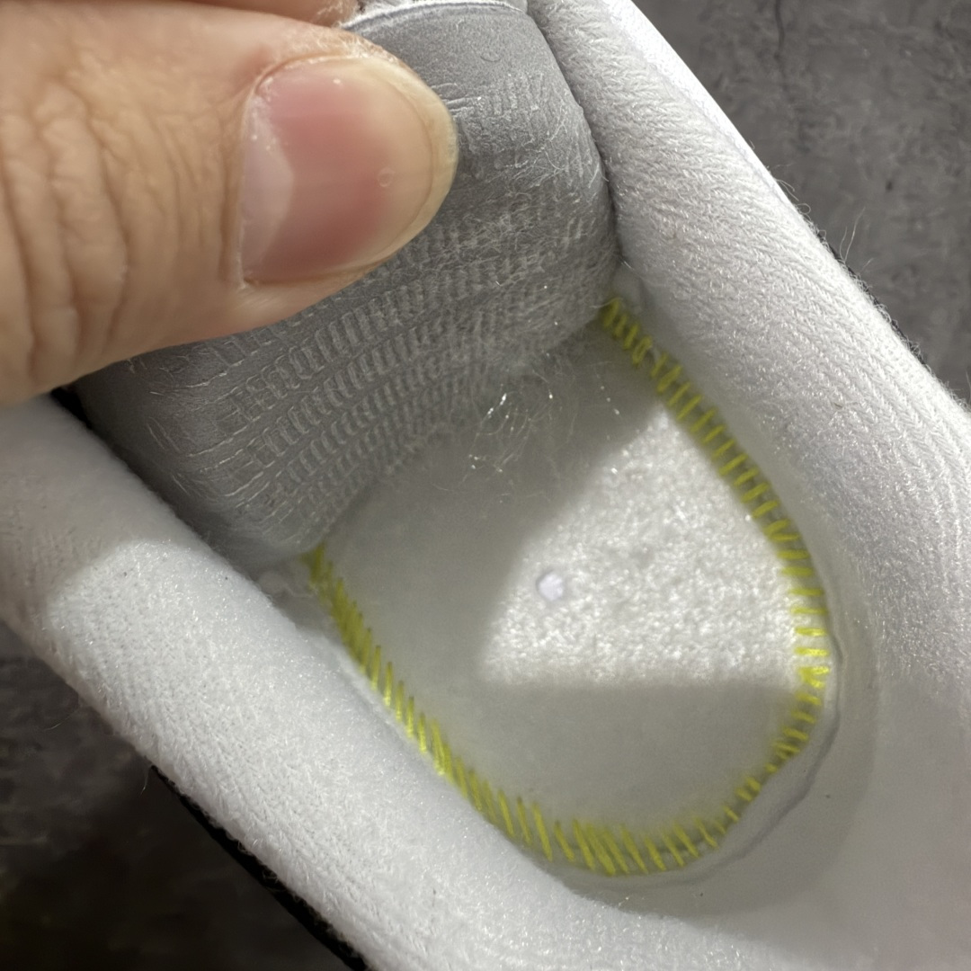 图片[8]-【GX2.0纯原】Supreme x NK Air Force 1 Low \’07 空军一号低帮经典板鞋联名 白黑 CU9225-102 顶级空军 皮料质感可媲美原版 细节吊打市场其他代号版本 全鞋电脑针车 工整有序 原厂港宝加持完美还原灵魂版型 原盒原配从里到外百分百还原 原厂全头层原厂皮料 原标原盒 内置Sole气垫 中底白色背胶 中底划线 已经无限的接近公司 原厂楦头 原厂刺绣 后跟弧度修正 正确中底四线防伪 尺码：36 36.5 37.5 38 38.5 39 40 40.5 41 42 42.5 43 44 44.5 45 46-选品中心