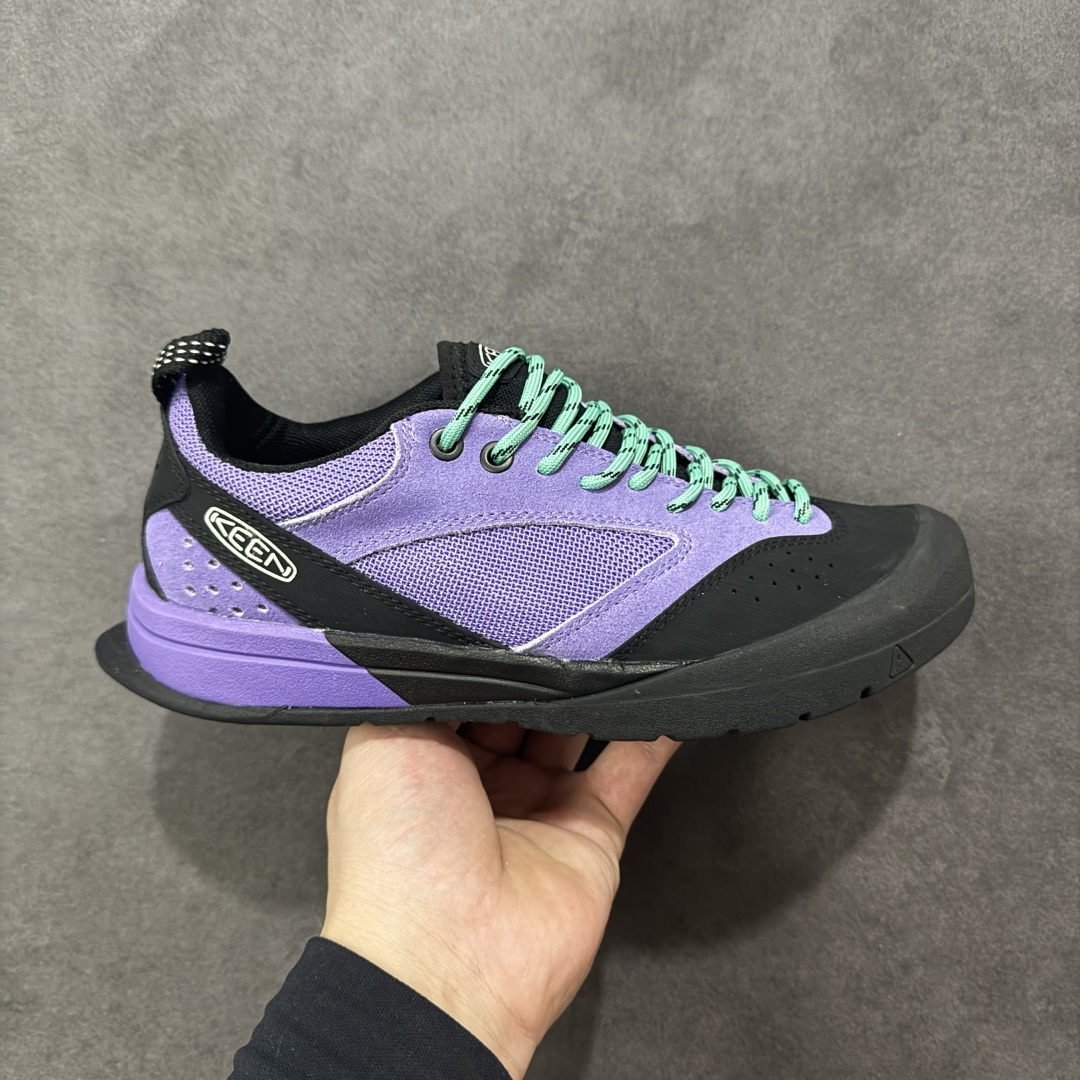 【公司级】科恩Keen Jasper Suede Sneakers 贾斯珀系列复古低帮户外风露营徒步登山运动训练鞋“绒面芥末黄黑”1022268 男女鞋采用环保绒面革鞋面材质#内嵌高密度EVA发泡缓震脚垫#外置一体式包裹防滑防剐蹭耐磨橡胶大底 向经典的90年代致敬！山系神级鞋履,美国人气户外品牌 说到 KEEN 这个户外品牌，除了之前介绍过的经典凉鞋 KEEN NEWPORT 之外，另一双具有10年历史的 JASPER 也是非常值得大家关注的经典户外鞋 ，号称山系神级鞋履的JASPER，一直都是热门的长青款户外鞋，不管是登山还是日常穿搭都非常适合，街头也早已穿搭到爆了，可以说是每位户外人必备一双的户外鞋！ 适逢 JASPER 10周年，KEEN 也推出6款新色，不对称双色设计，加上经典的90年代户外流行色系，这样的配置复古但不流俗。 尺码：36-45 编码：JJB260270-选品中心